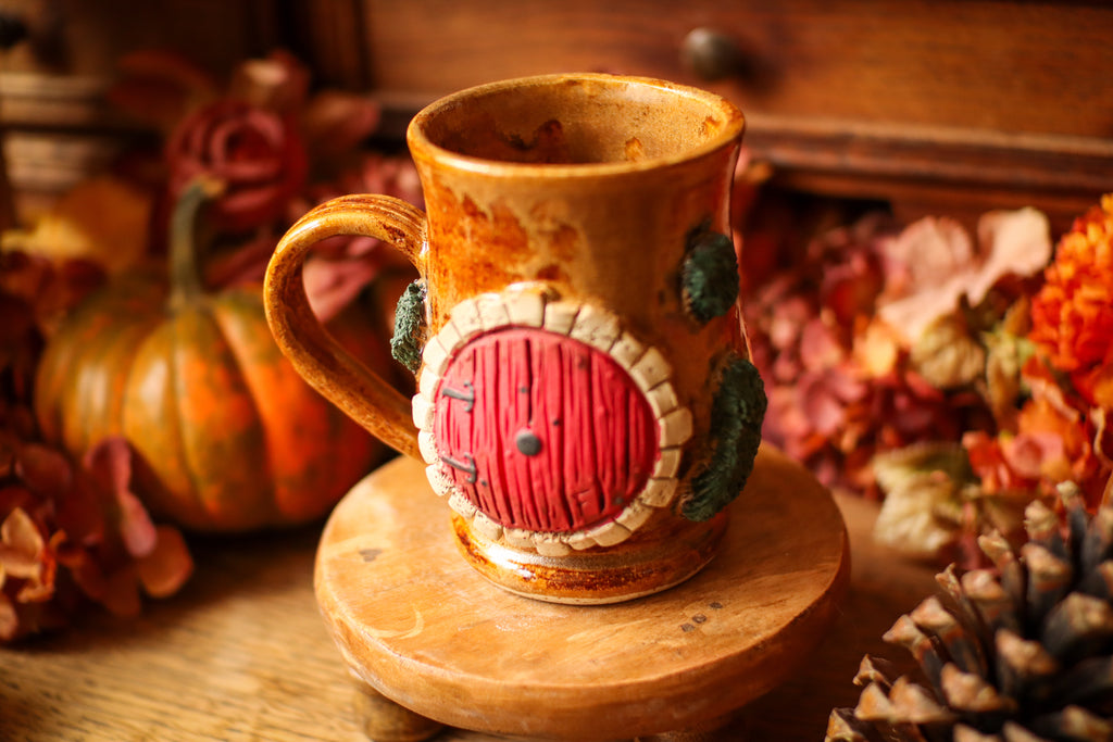 Grande tasse porte de Hobbit en grès « Maison de Bertille Bourdon »