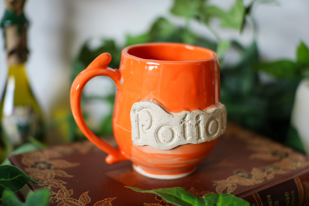 Petite tasse « Potion » en grès orange