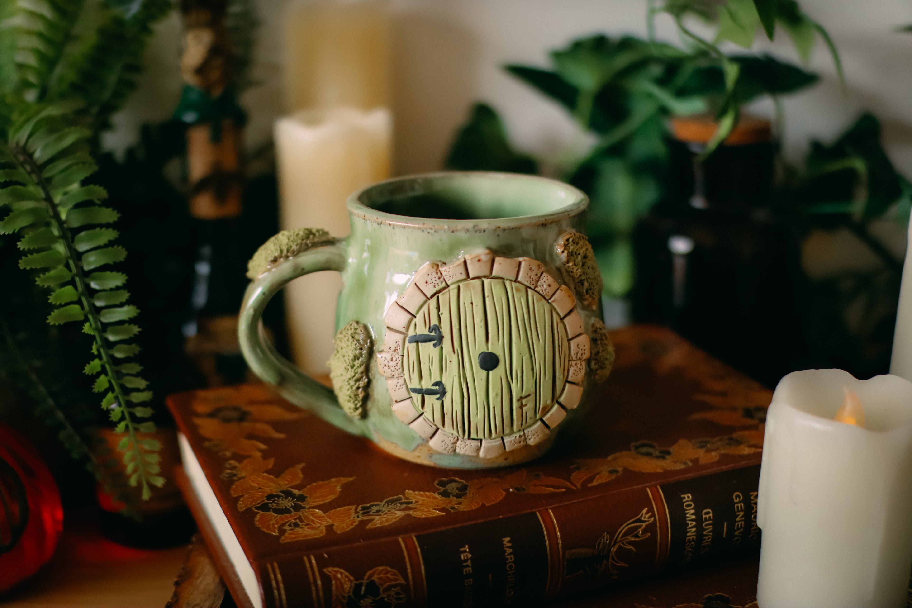 Petite tasse en grès Porte de Hobbit « Maisonnette d'Aly Hartwood »