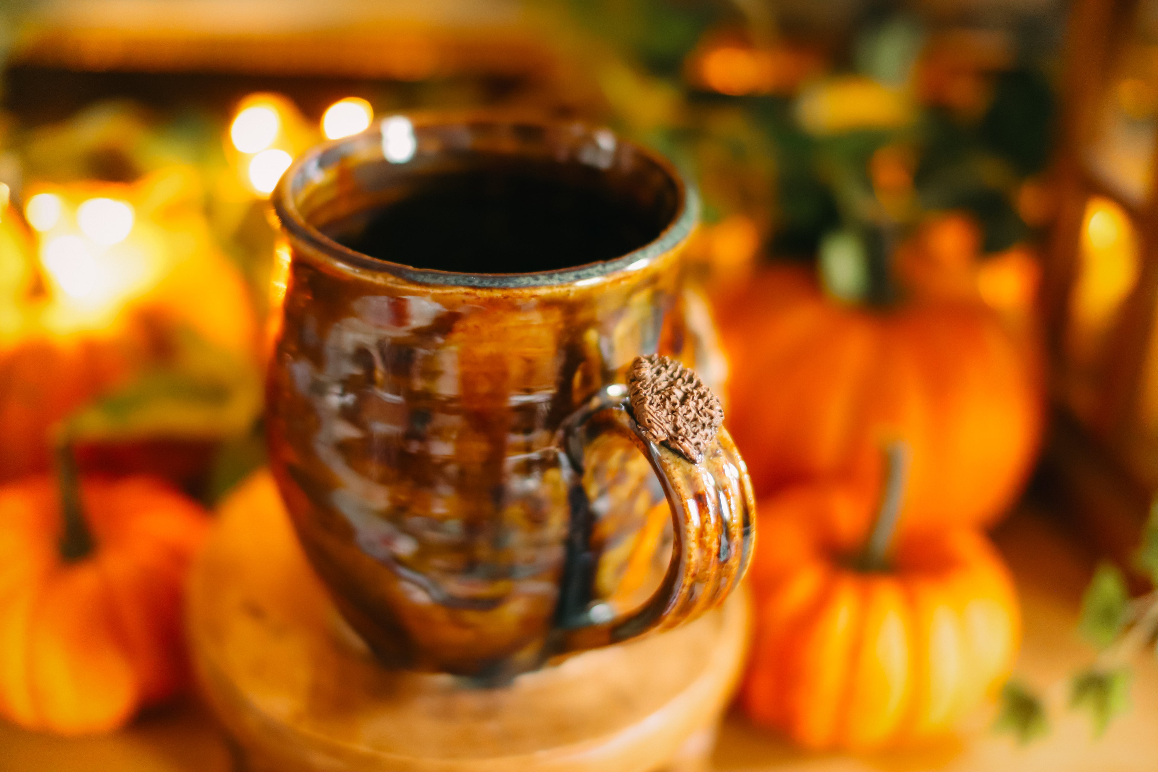 Tasse porte de Hobbit en grès « Maisonnée de la veuve Berthe Tourteau »