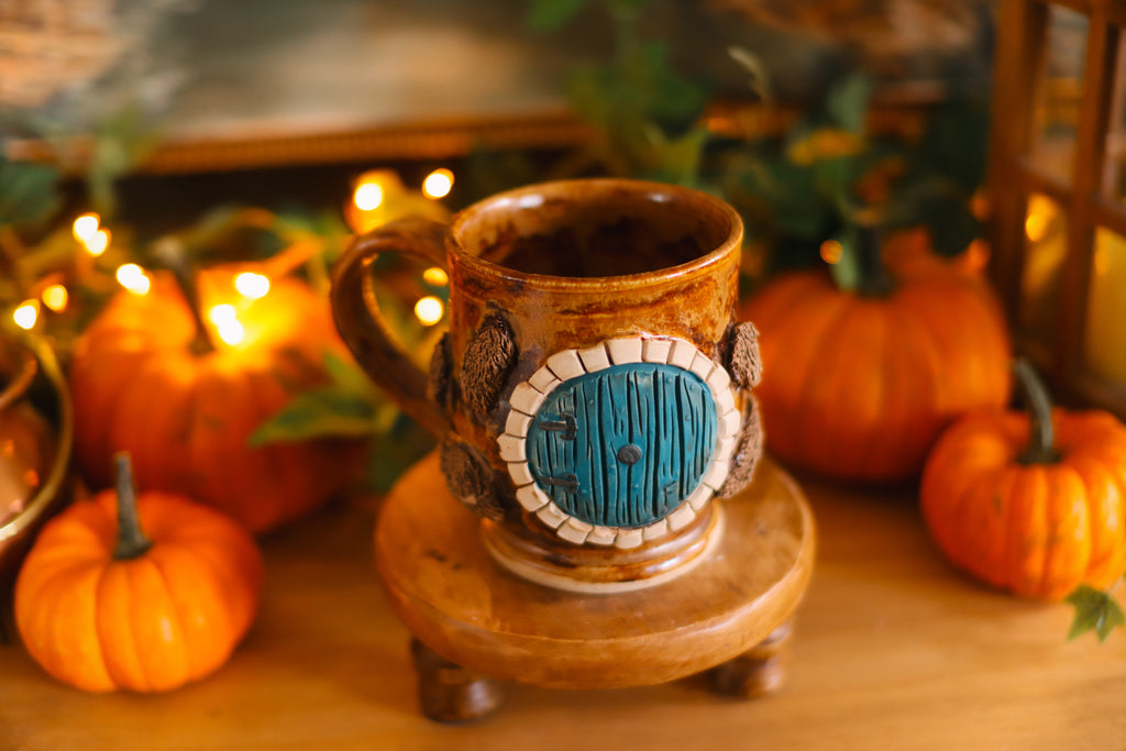 Grande tasse porte de Hobbit en grès « Charmante maison de la famille Poineçon »