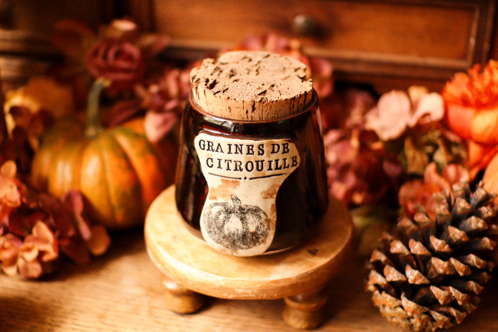 Petit pot pour cuisine style apothicaire avec étiquette « graines de citrouilles »