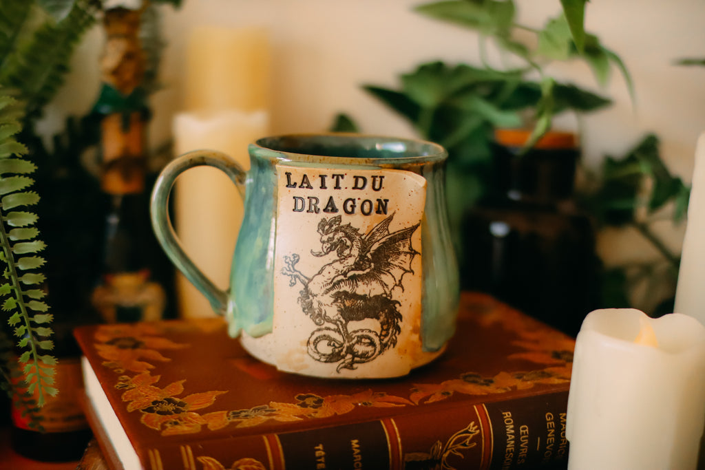 Petite tasse en grès style apothicaire  « Lait de dragon »