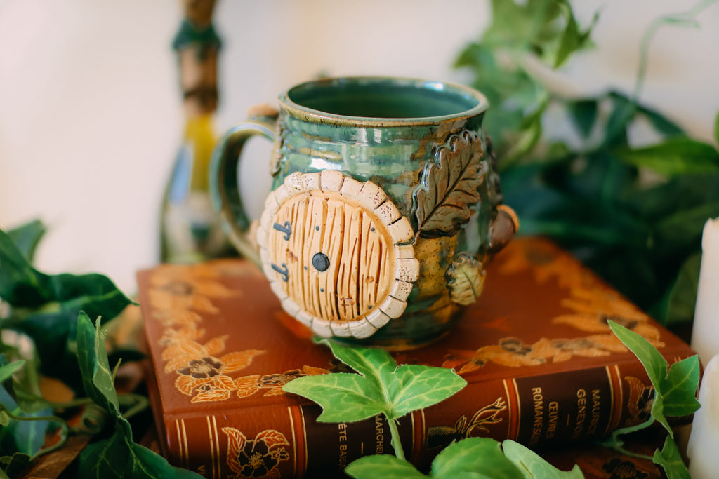 Tasse porte de Hobbit en grès en grès « Terrier de la famille Ranugad »
