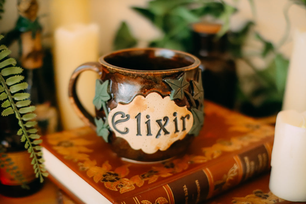 Petite tasse en grès style apothicaire  « Elixir d'eau de lierre »
