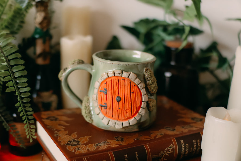 Petite tasse en grès porte de Hobbit  « Logis de la famille Brunbuisson »
