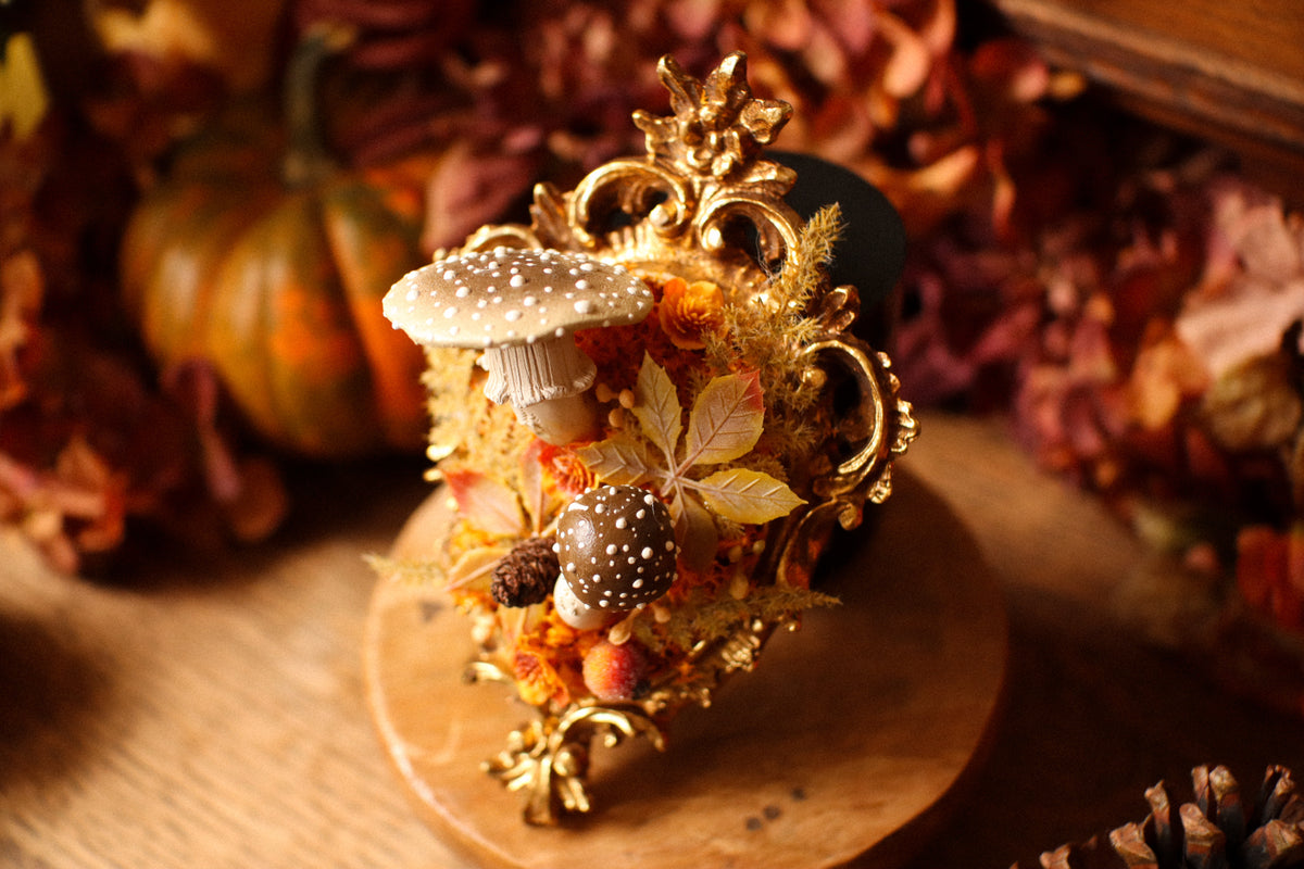 Petit cadre « Darcy » baroque automnal aux amanites et citrouilles