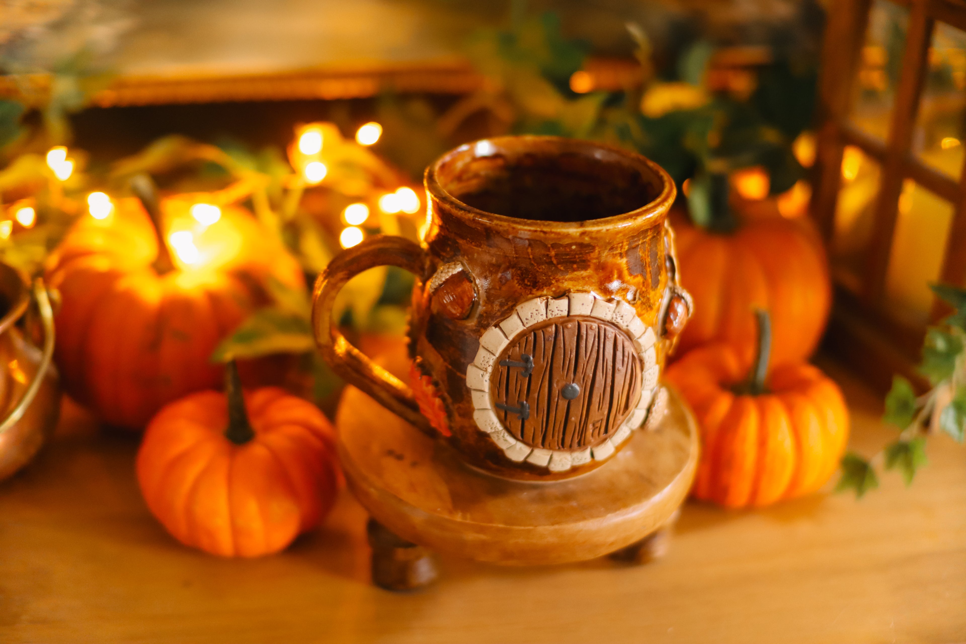 Tasse porte de Hobbit en grès « Douce chaumière de la famille Blanchaudron »