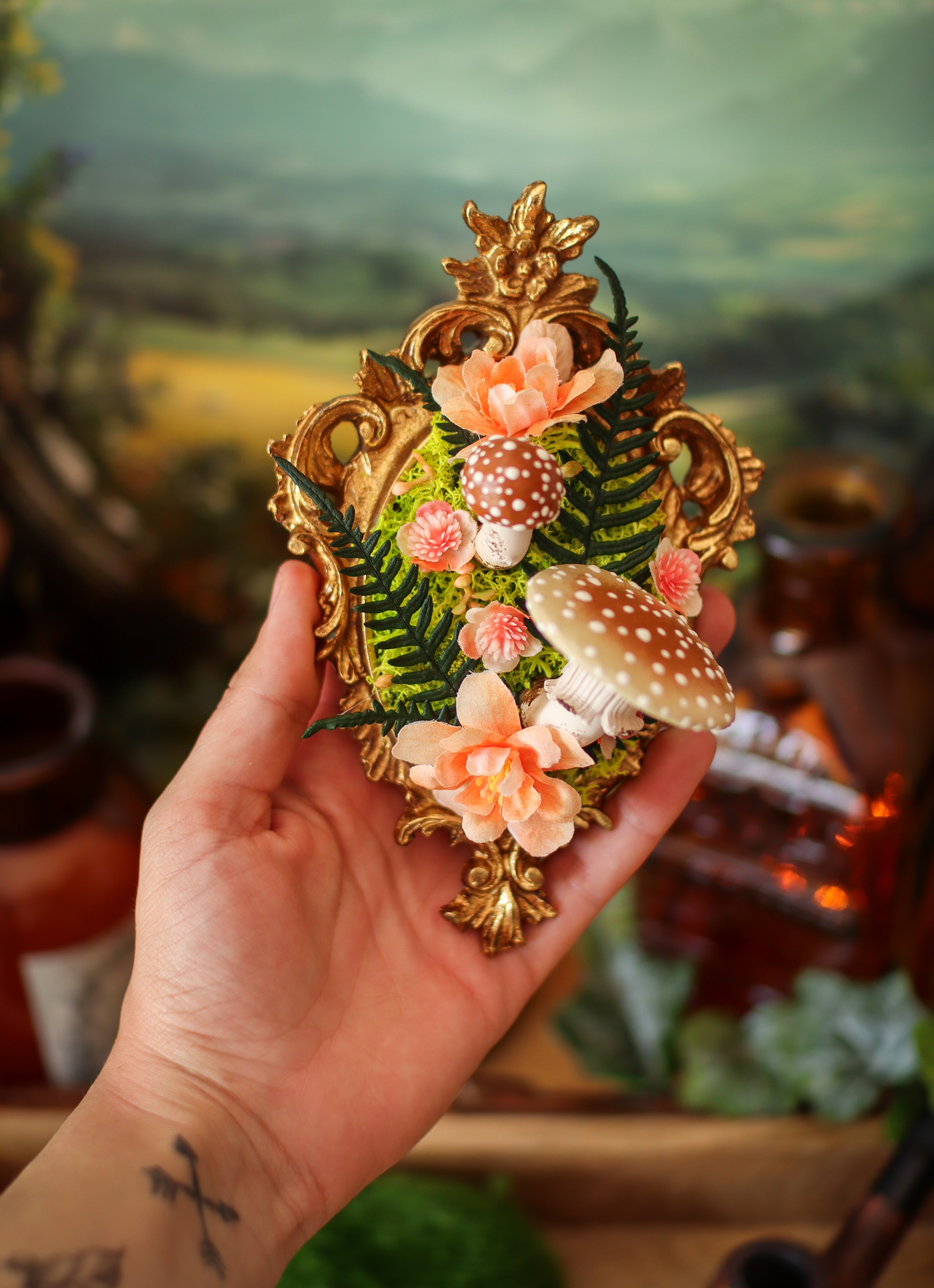 Petit cadre baroque « Darcy » printanier aux amanites rougissantes