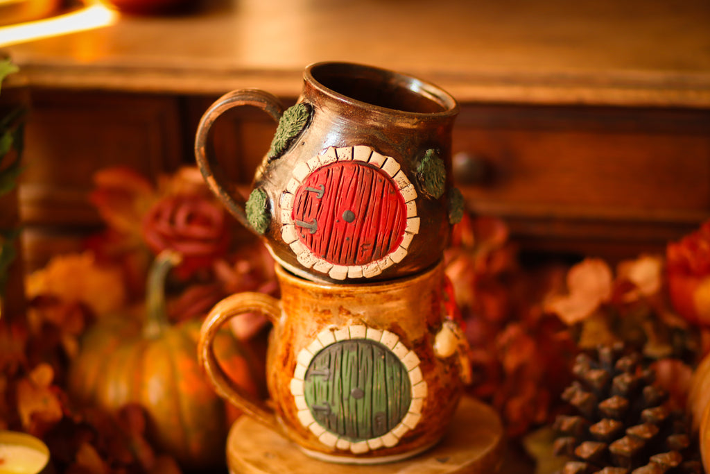 Tasse porte de Hobbit en grès « Maisonnée de la famille Tournebroche »
