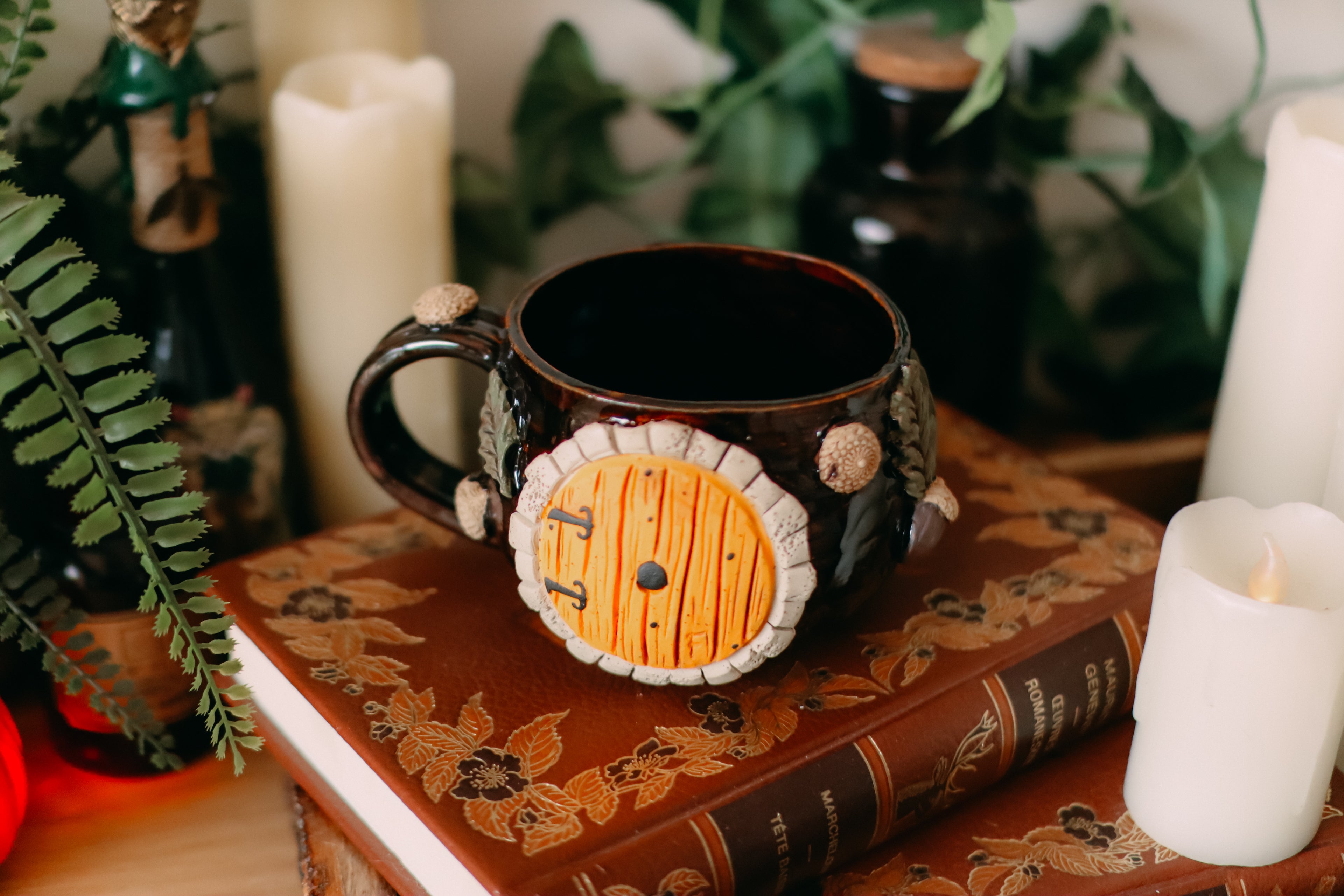 Petite tasse en grès porte de Hobbit  « Cabane de Bertille Fourneau-cuivré »