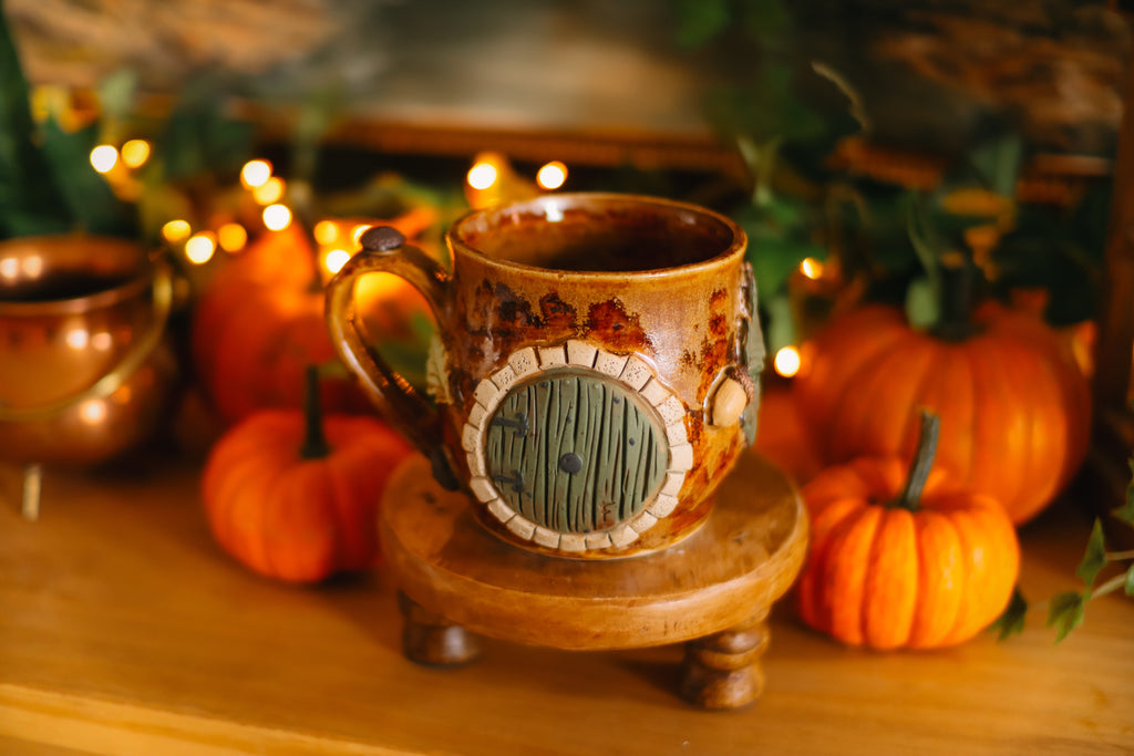 Tasse porte de Hobbit en grès « Maisonnée d'Hedgar et Églaé Tartempois »