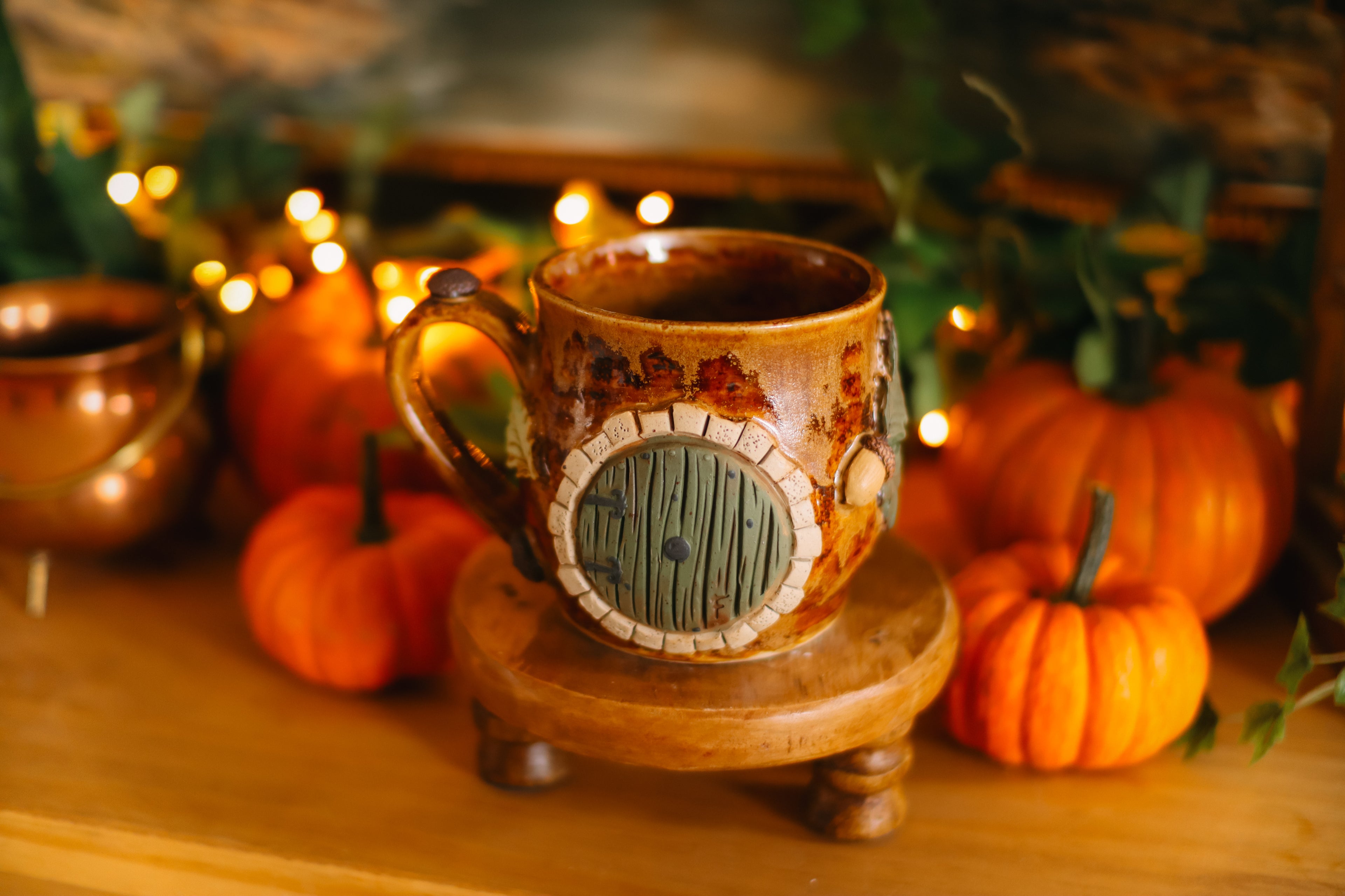 Tasse porte de Hobbit en grès « Maisonnée d'Hedgar et Églaé Tartempois »