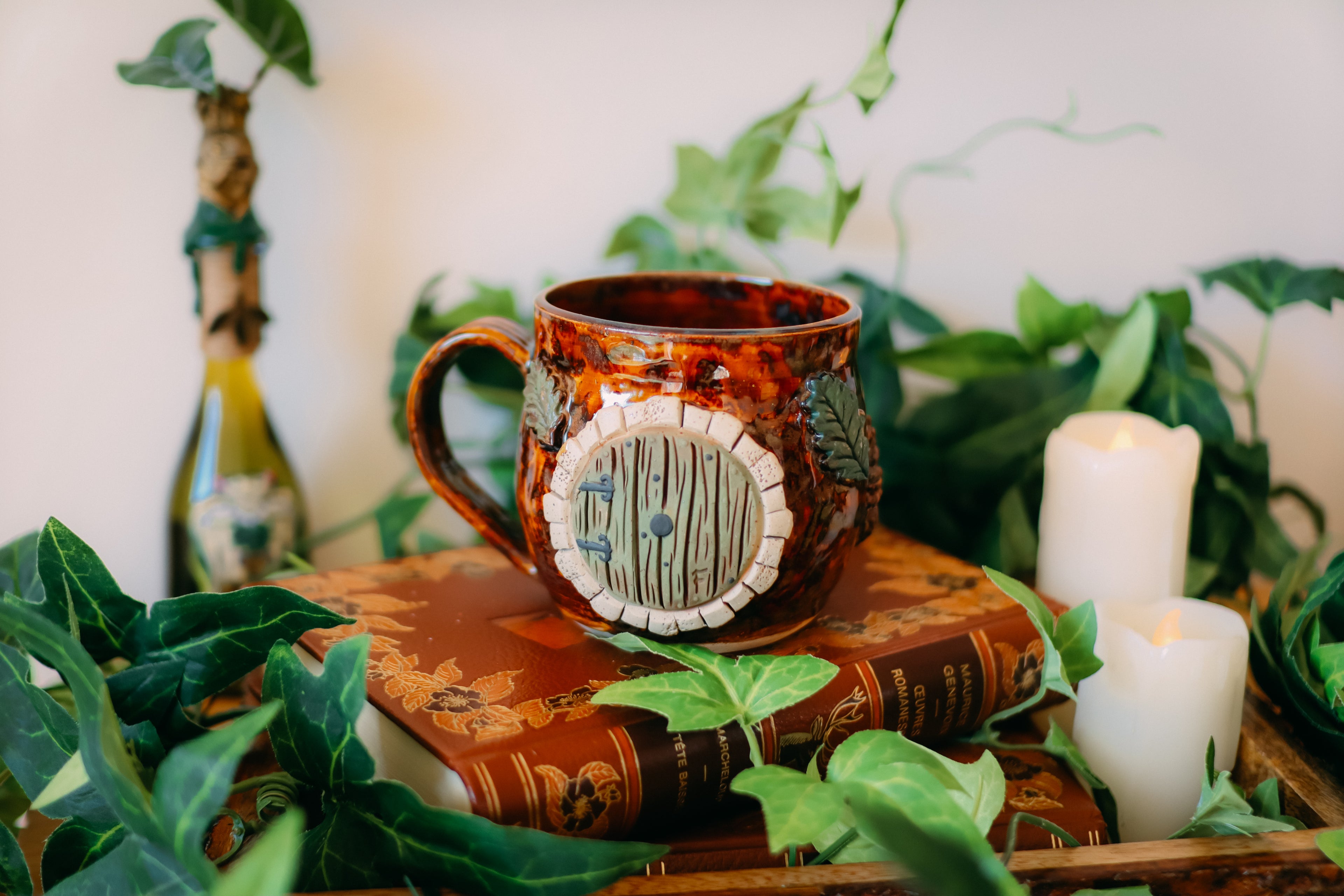 Tasse porte de Hobbit en grès en grès « Maisonnée de Mademoiselle Hilda Reginwald »