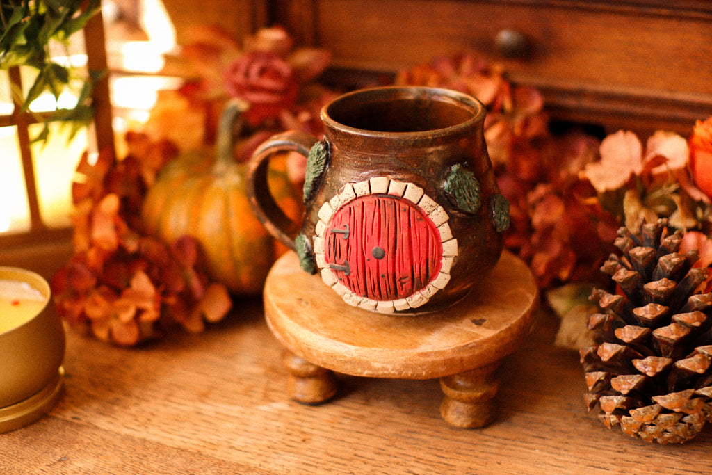 Grande tasse porte de Hobbit en grès « Chez le vieux Finnigan »