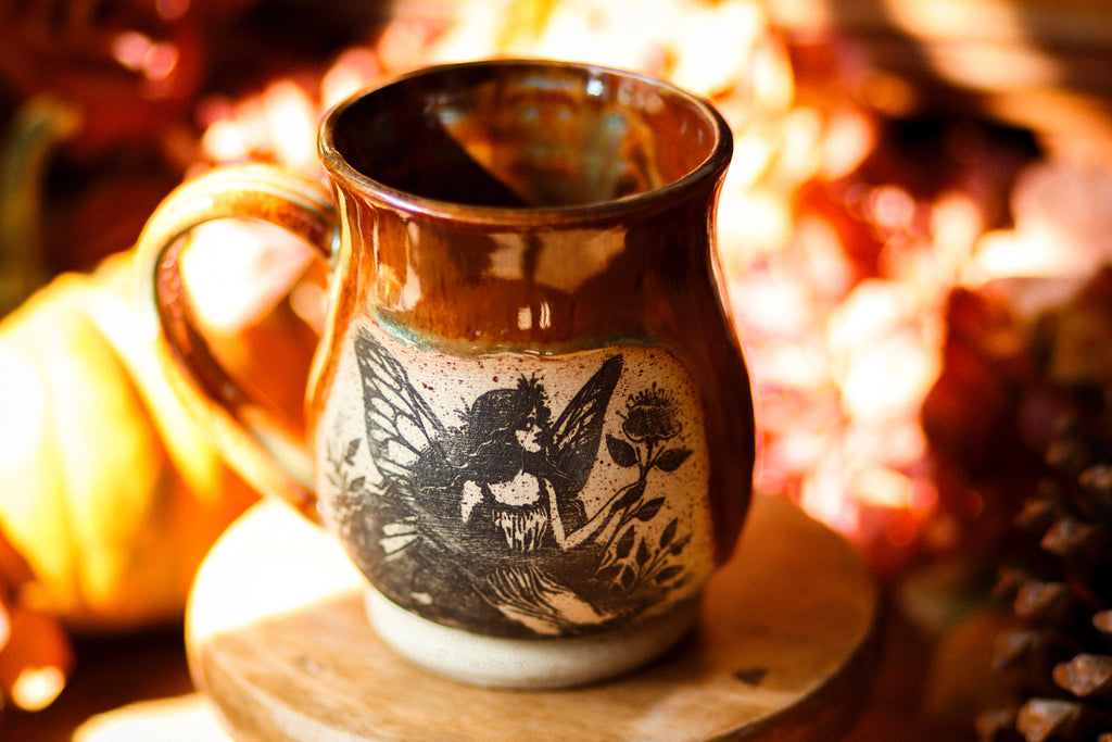 Petite tasse en grès avec illustration « fée des fleurs »