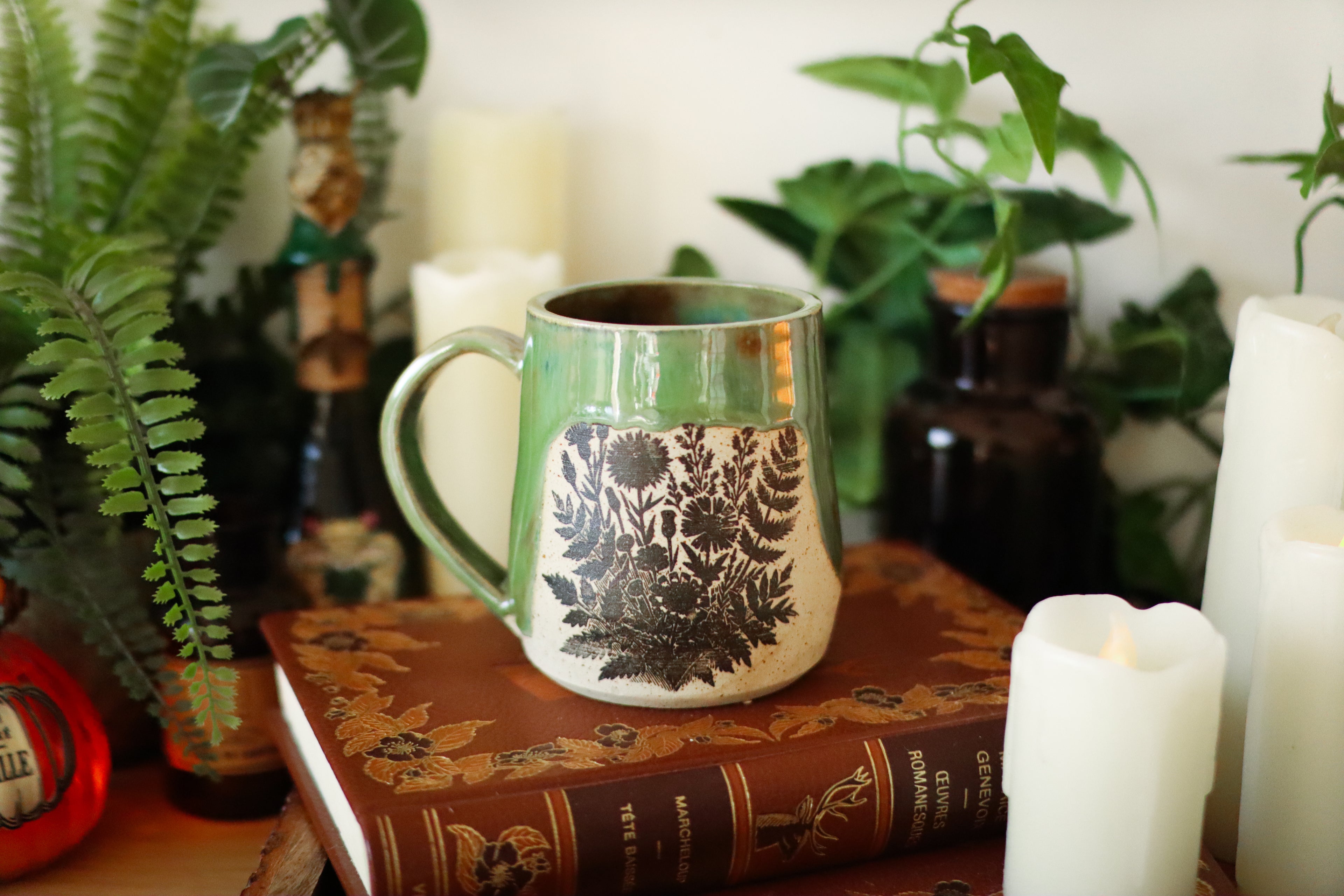 Petite tasse en grès style apothicaire  « Trésor des prés verdoyants »