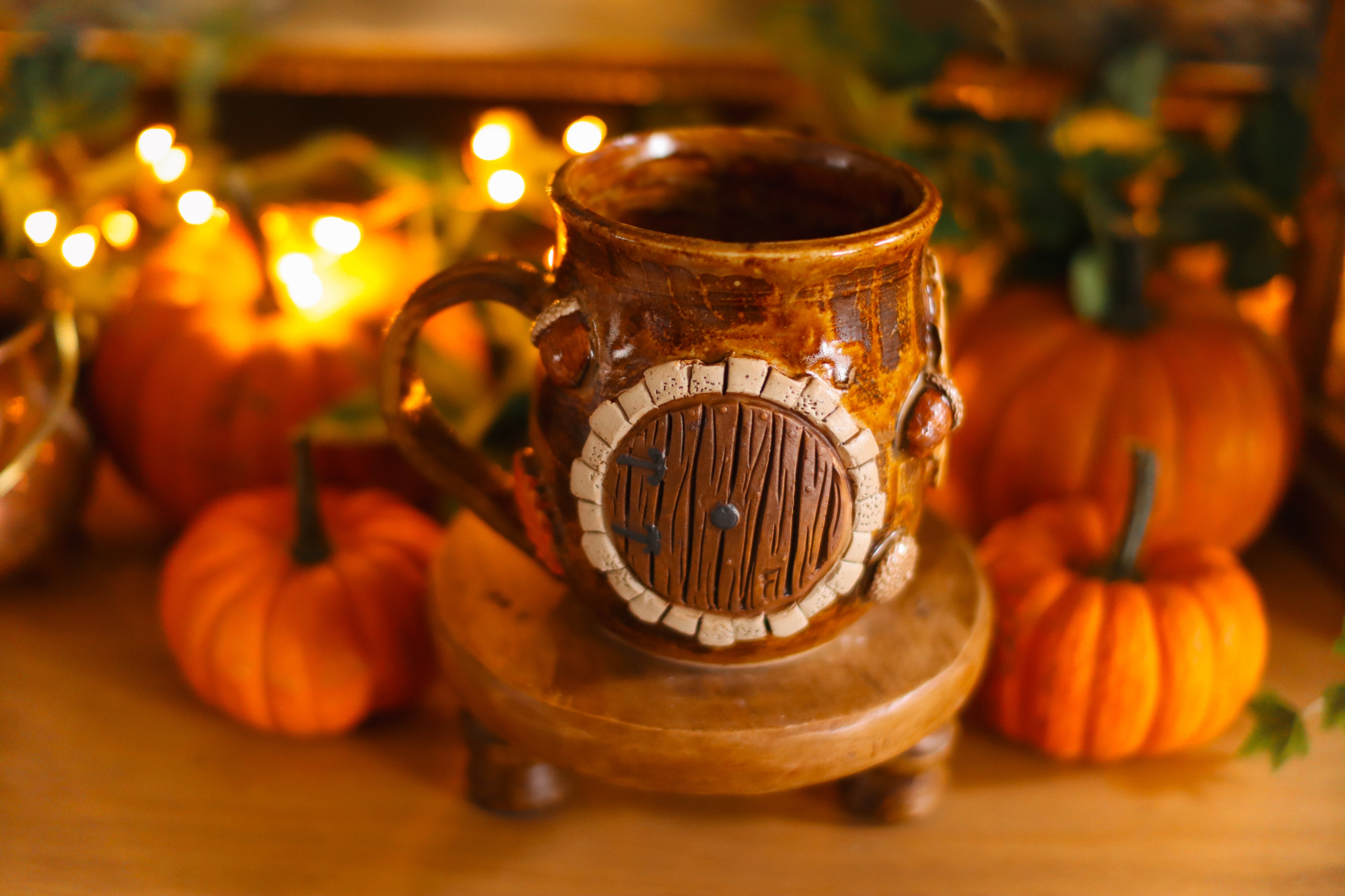 Tasse porte de Hobbit en grès « Douce chaumière de la famille Blanchaudron »