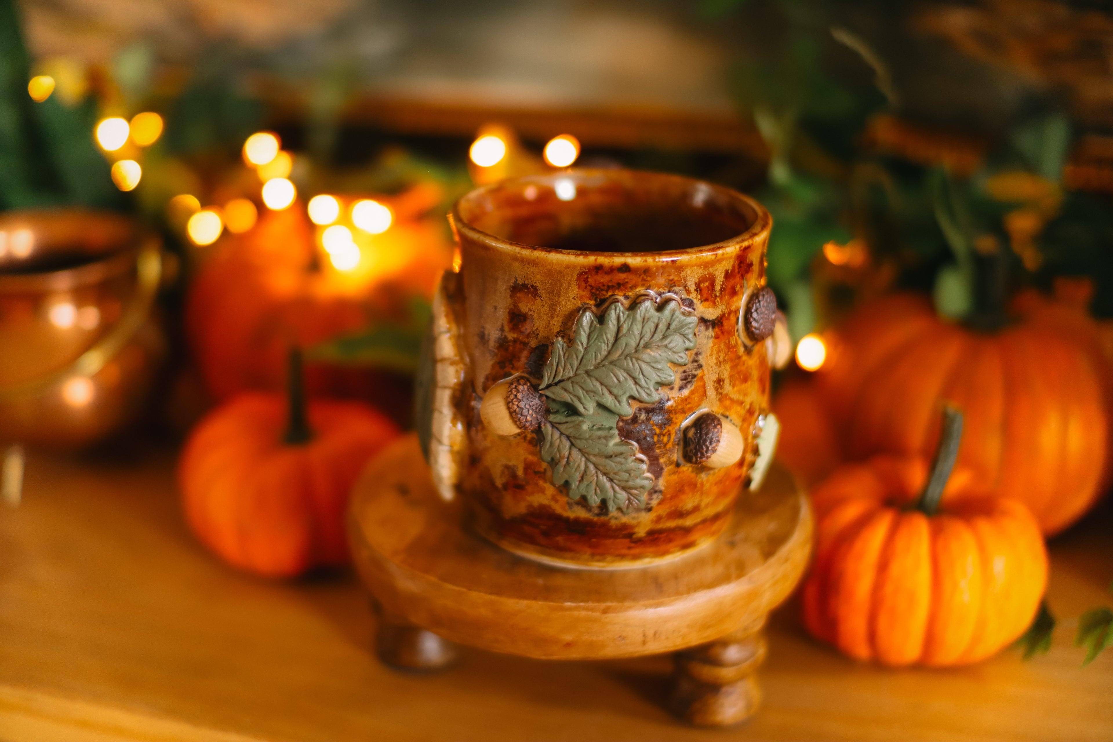 Tasse porte de Hobbit en grès « Maisonnée d'Hedgar et Églaé Tartempois »