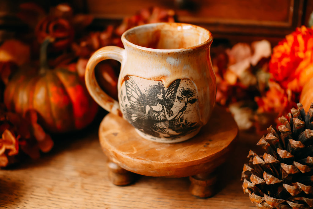 Petite tasse en grès avec illustration « fée des fleurs »