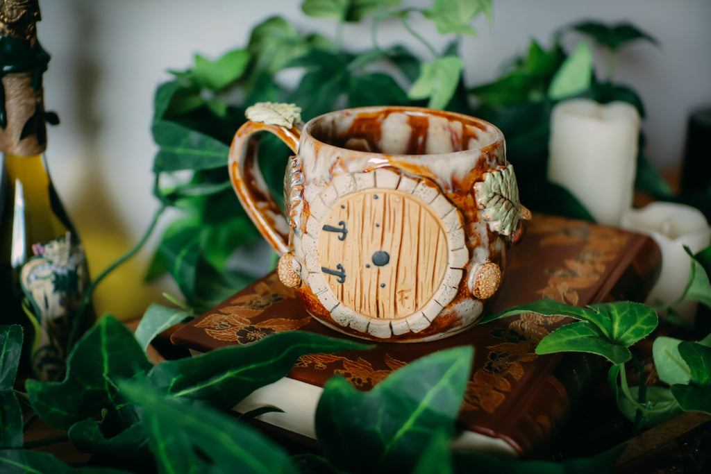 Tasse en grès porte de Hobbit « Chalet sous le chêne »