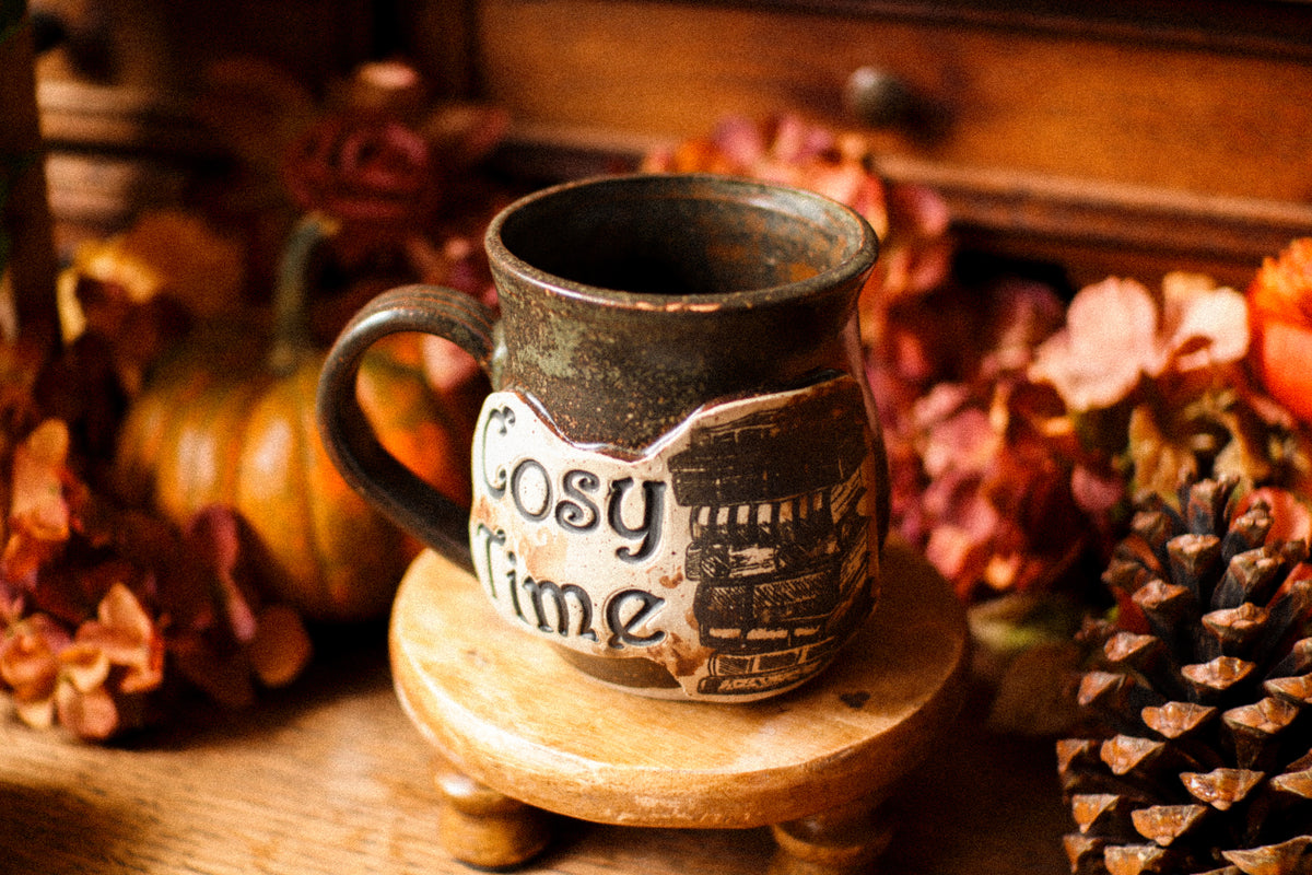 Tasse en grès style étiquette d'apothicaire ancienne « Cosy Time » version pile à lire