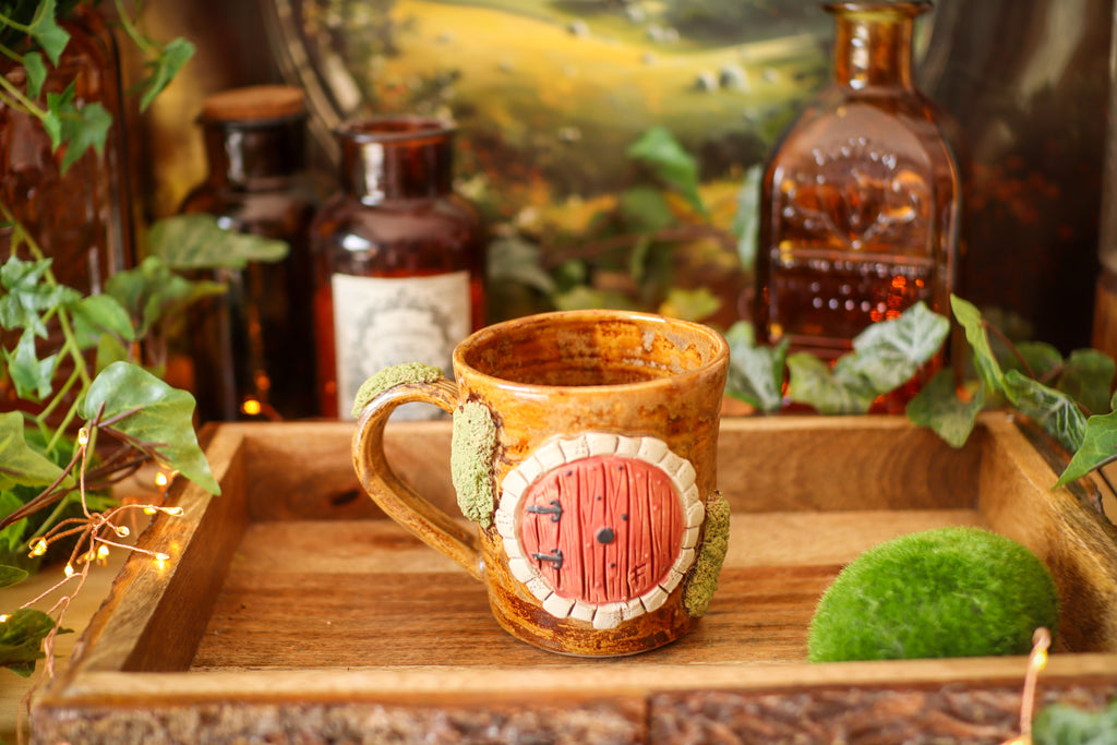 Tasse en grès porte de hobbit « Maisonnée d'Alfred Tournegraine »