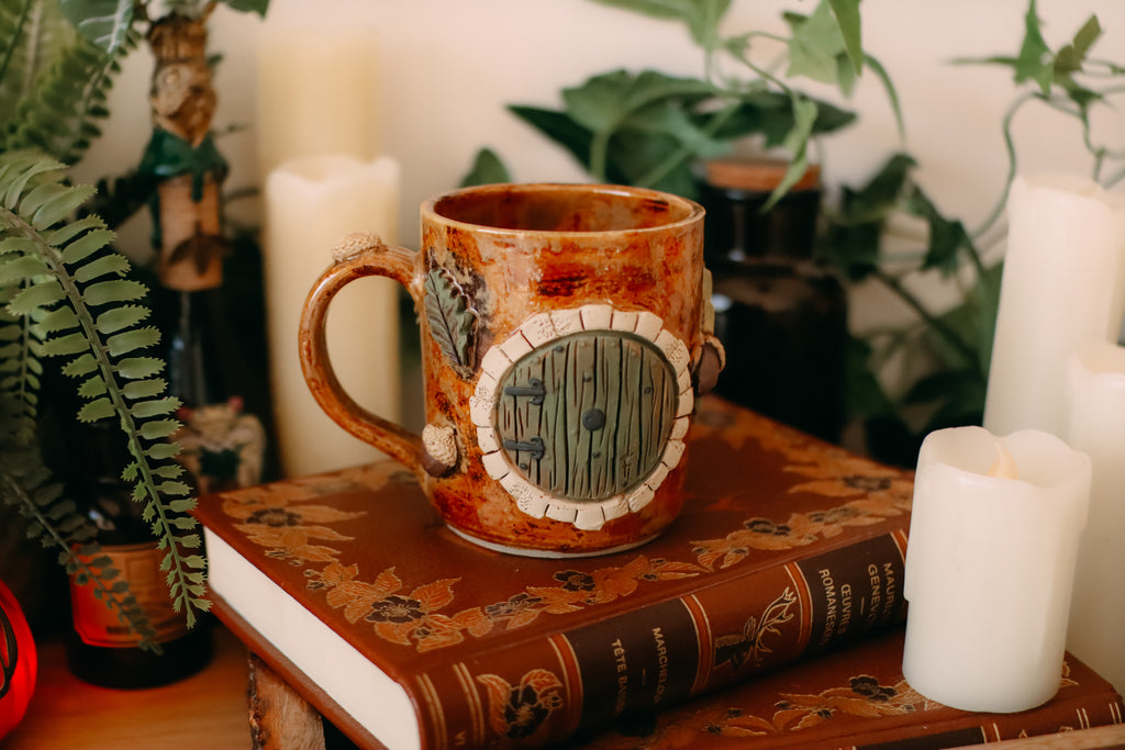 Petite tasse en grès porte de Hobbit  « Trou de la famille Grimperoux »