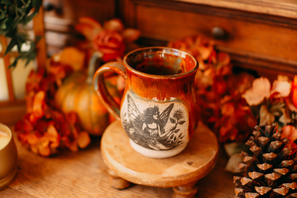 Petite tasse en grès avec illustration « fée des fleurs »