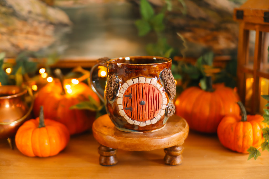 Grande tasse porte de Hobbit en grès « Maison de M. et Mme Reverache »