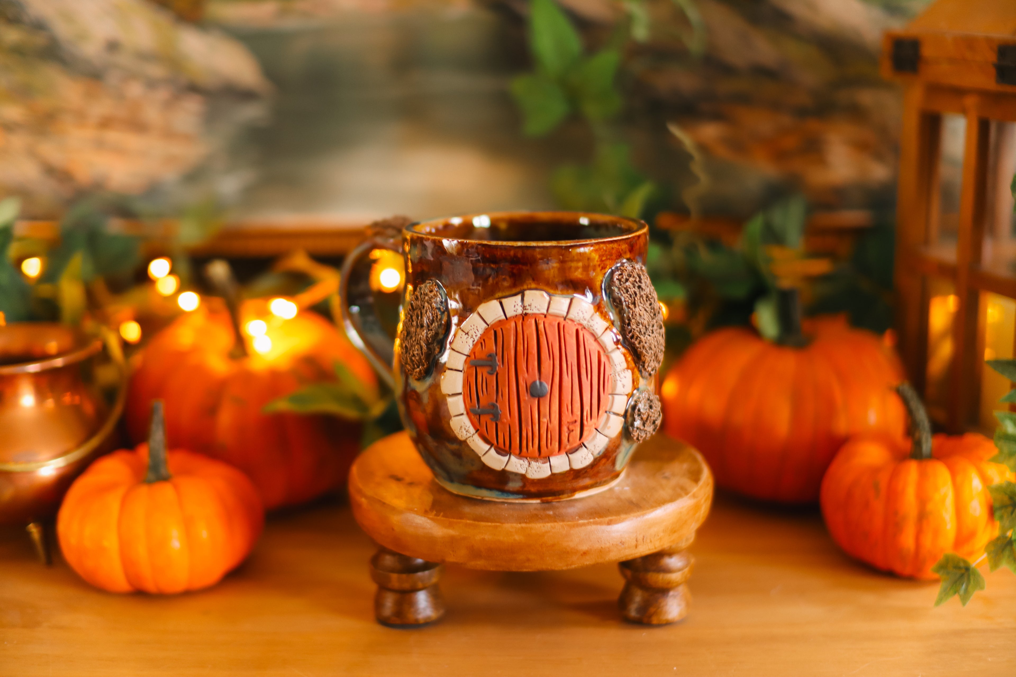 Grande tasse porte de Hobbit en grès « Maison de M. et Mme Reverache »