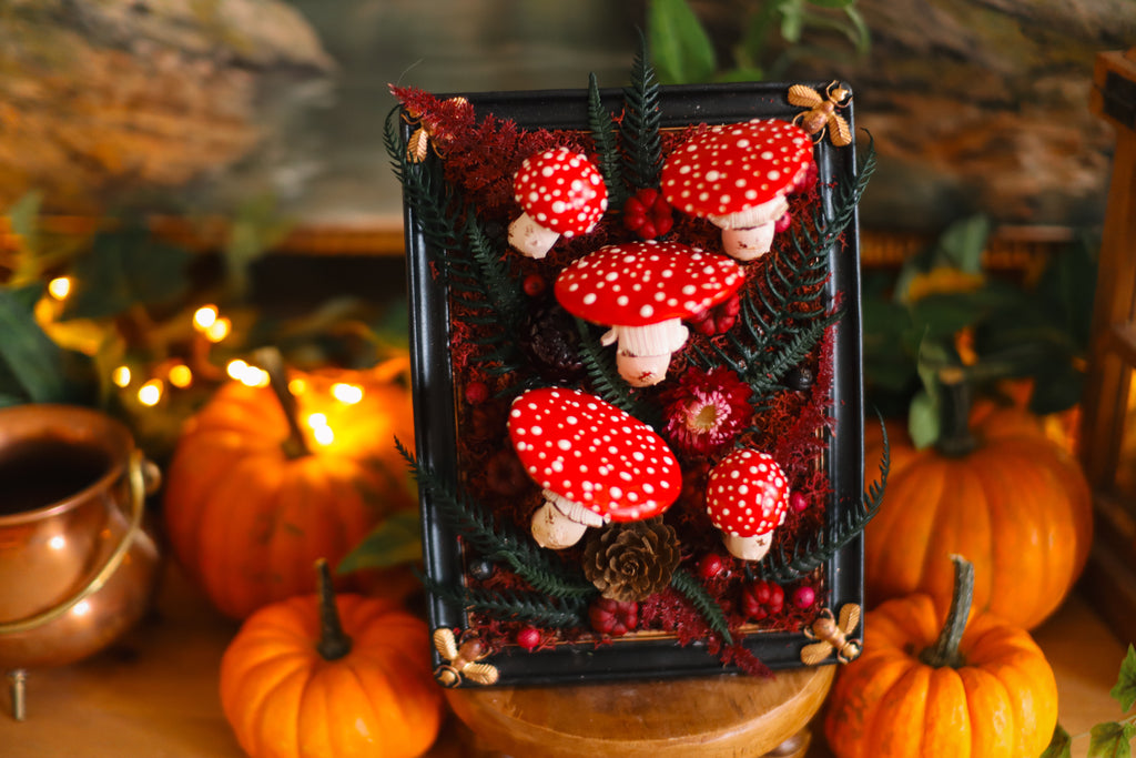 Cadre rectangulaire aux couleurs d'automne et amanites style cabinet de curiosités