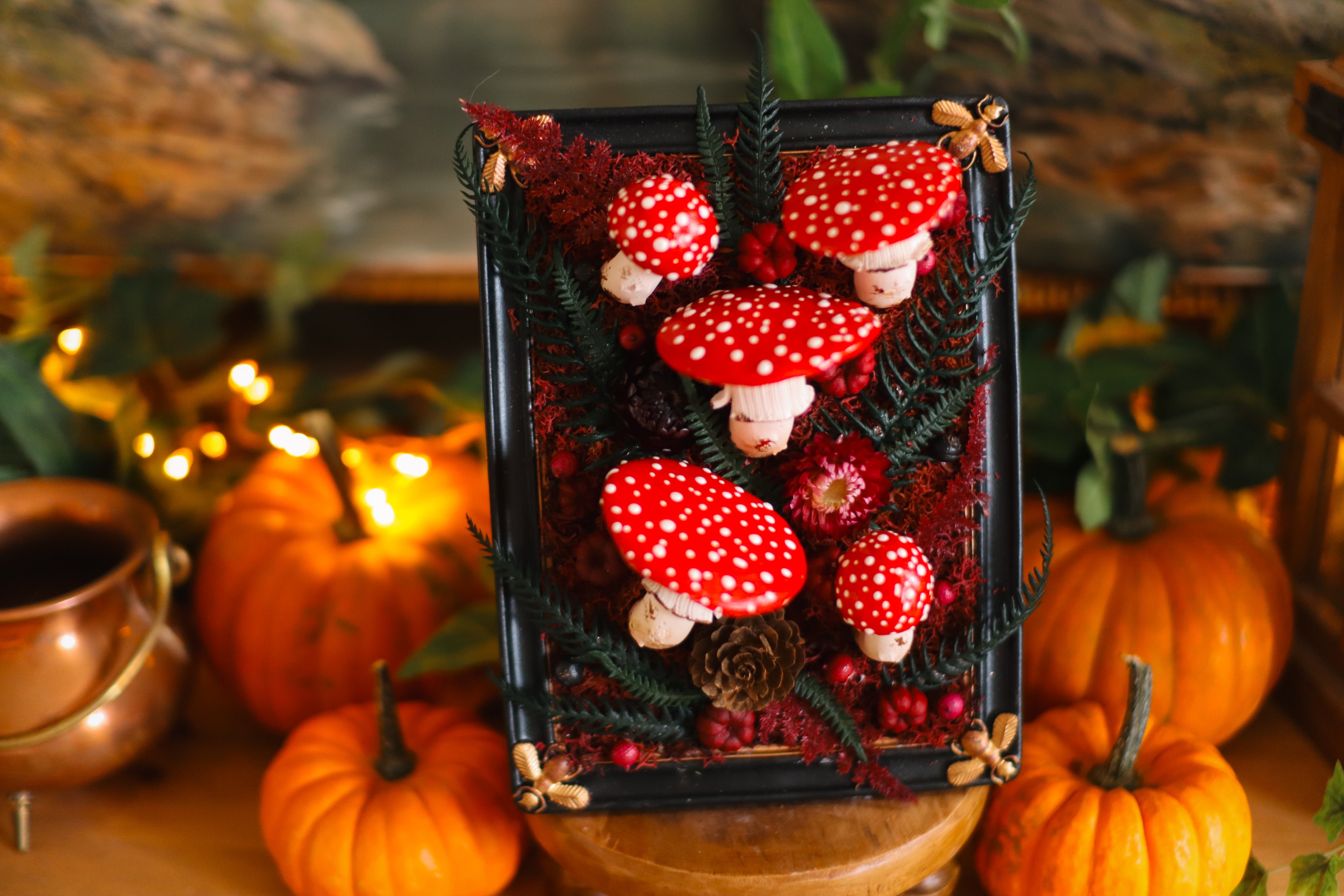 Cadre rectangulaire aux couleurs d'automne et amanites style cabinet de curiosités