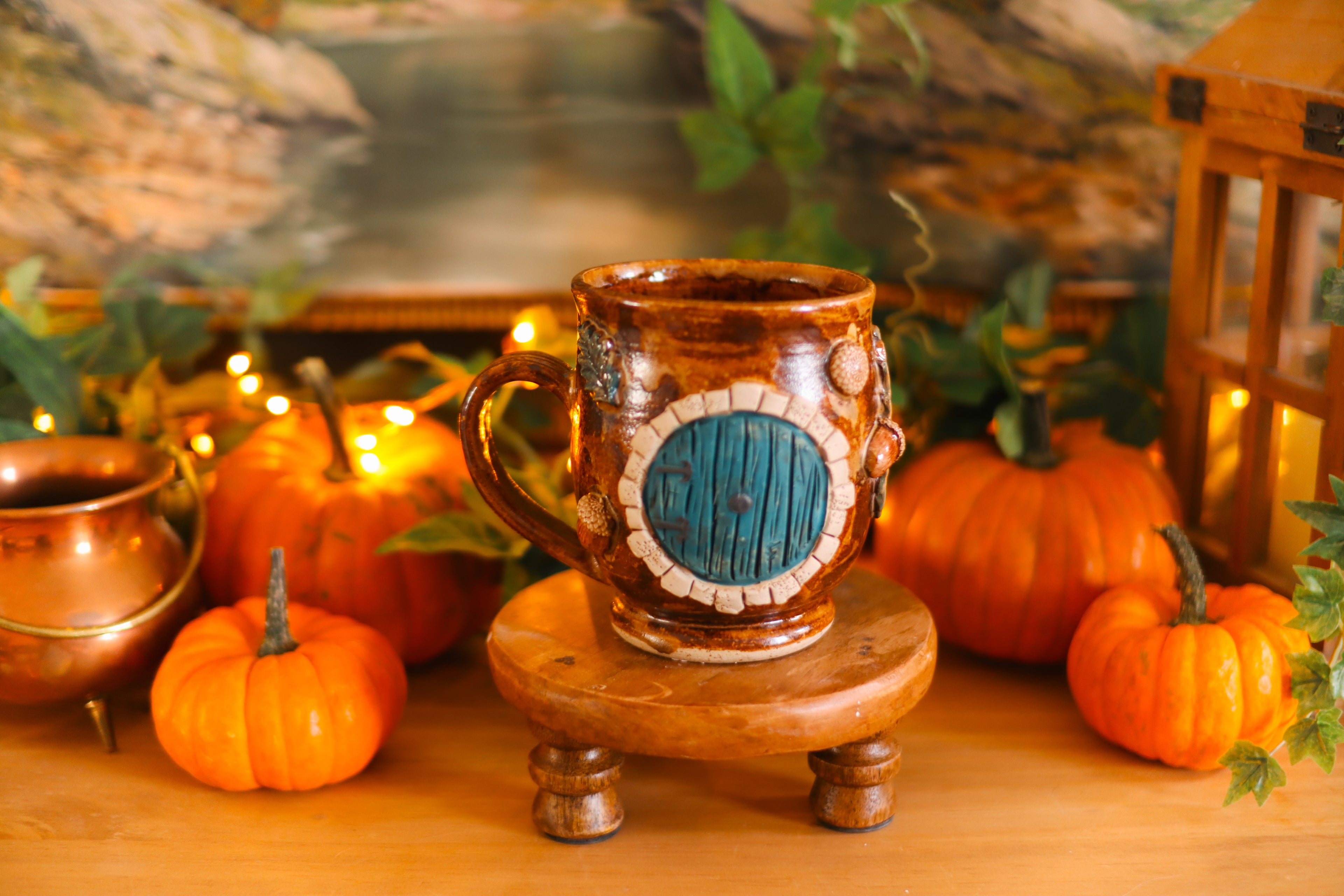 Grande tasse porte de Hobbit en grès « Élégante demeure de Hugues et Primprenelle Brochpoil »