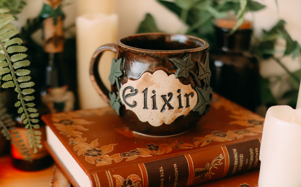 Petite tasse en grès style apothicaire  « Elixir d'eau de lierre »