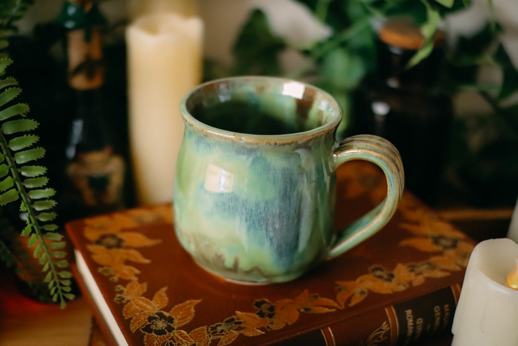 Tasse en grès style apothicaire « Gardienne des nuits »