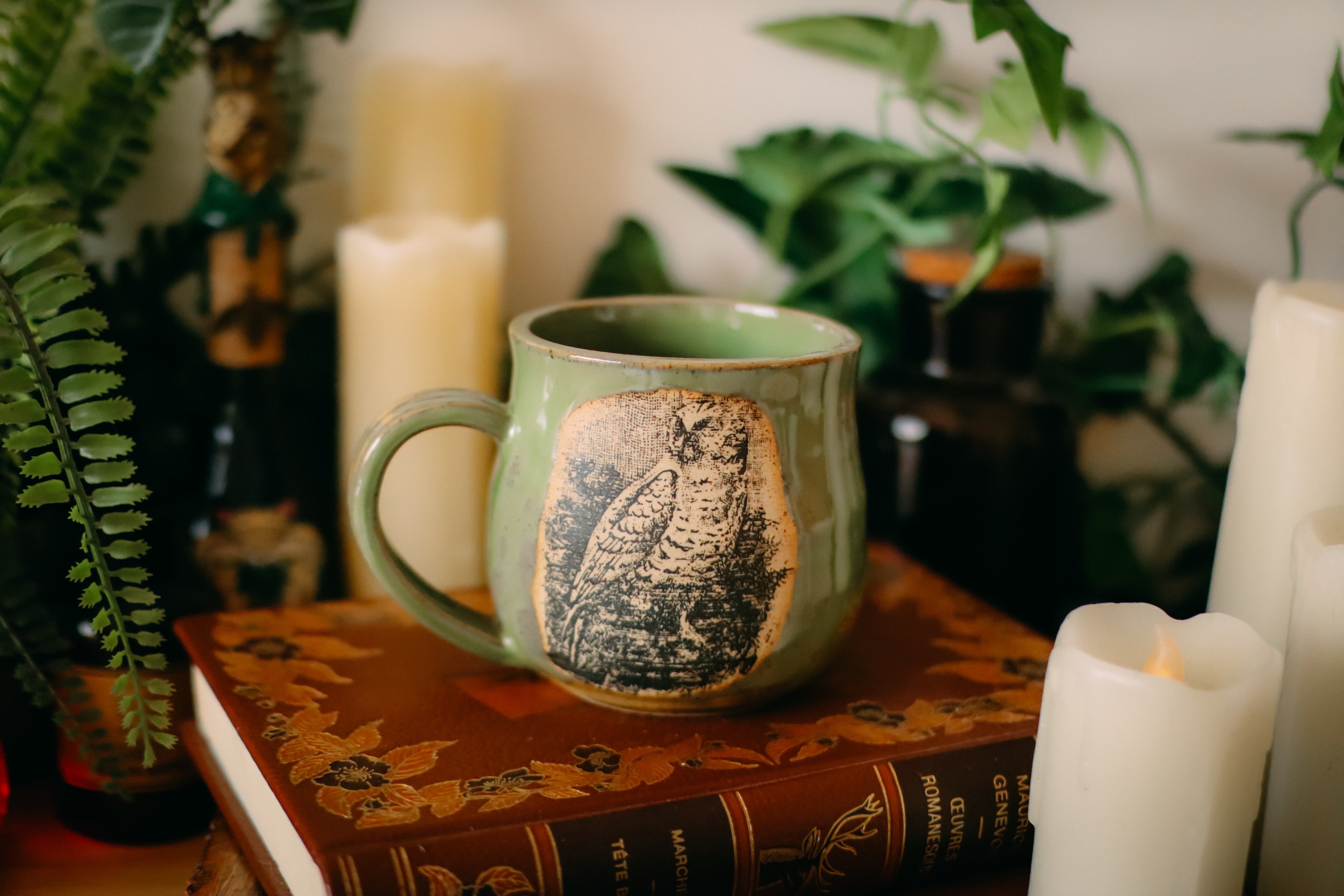 Tasse en grès style apothicaire « Gardienne des nuits » à défaut