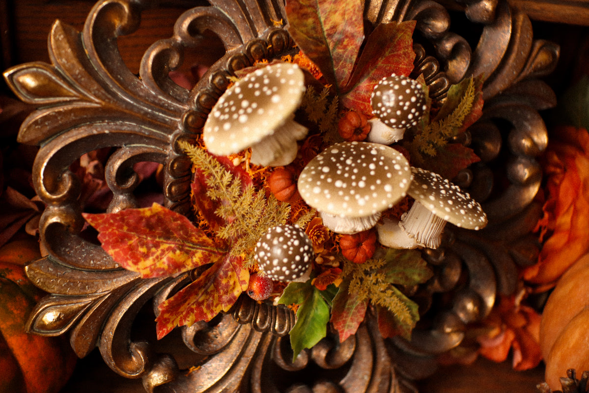 Grand cadre soleil style baroque doré aux amanites, lierres et citrouilles