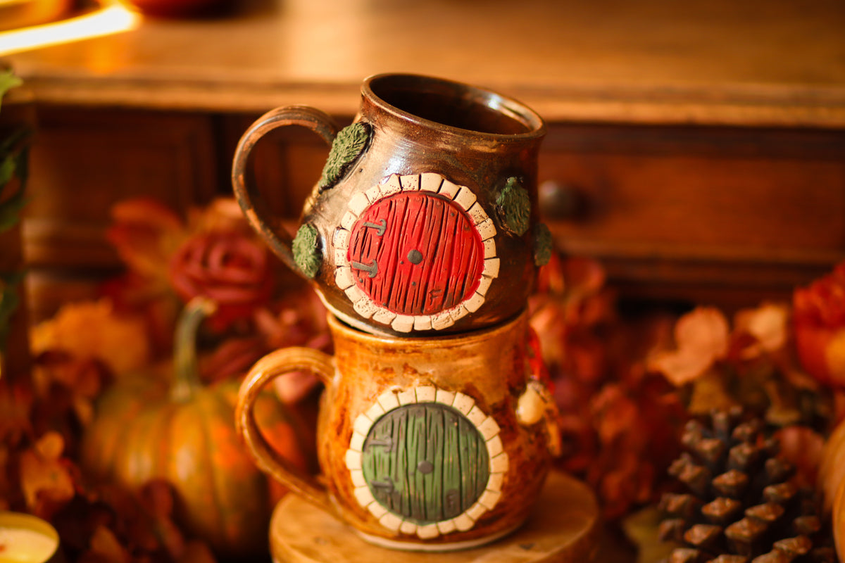 Grande tasse porte de Hobbit en grès « Chez le vieux Finnigan »
