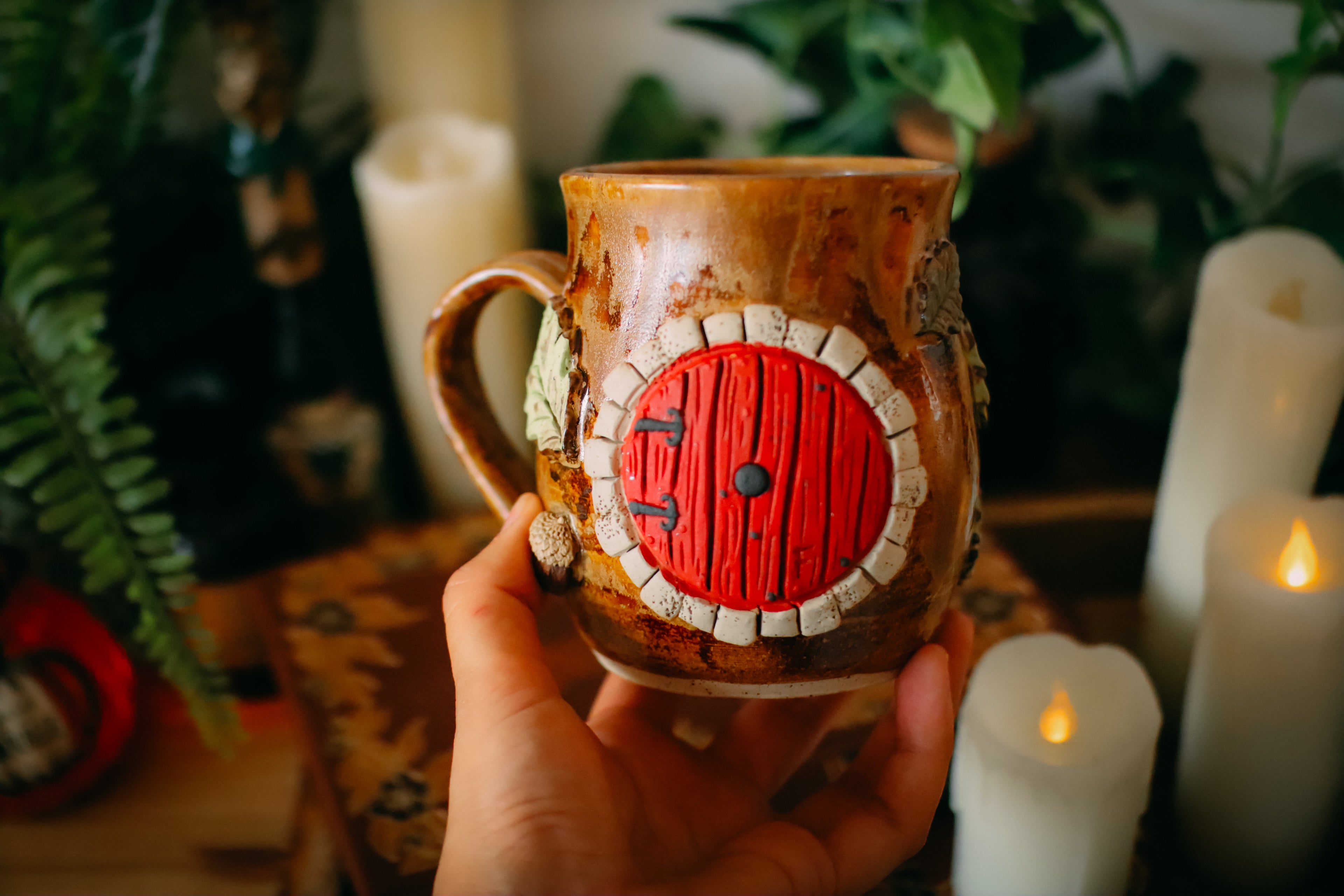 Grande tasse en grès porte de Hobbit  « Demeure de Monsieur Roguste Bonvalde »