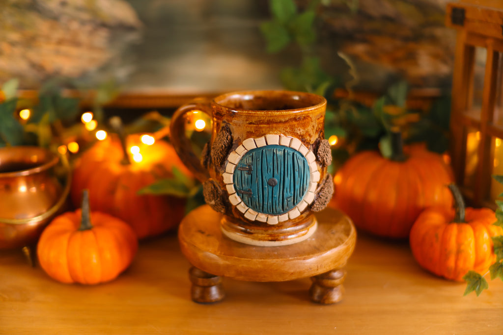 Grande tasse porte de Hobbit en grès « Charmante maison de la famille Poineçon »