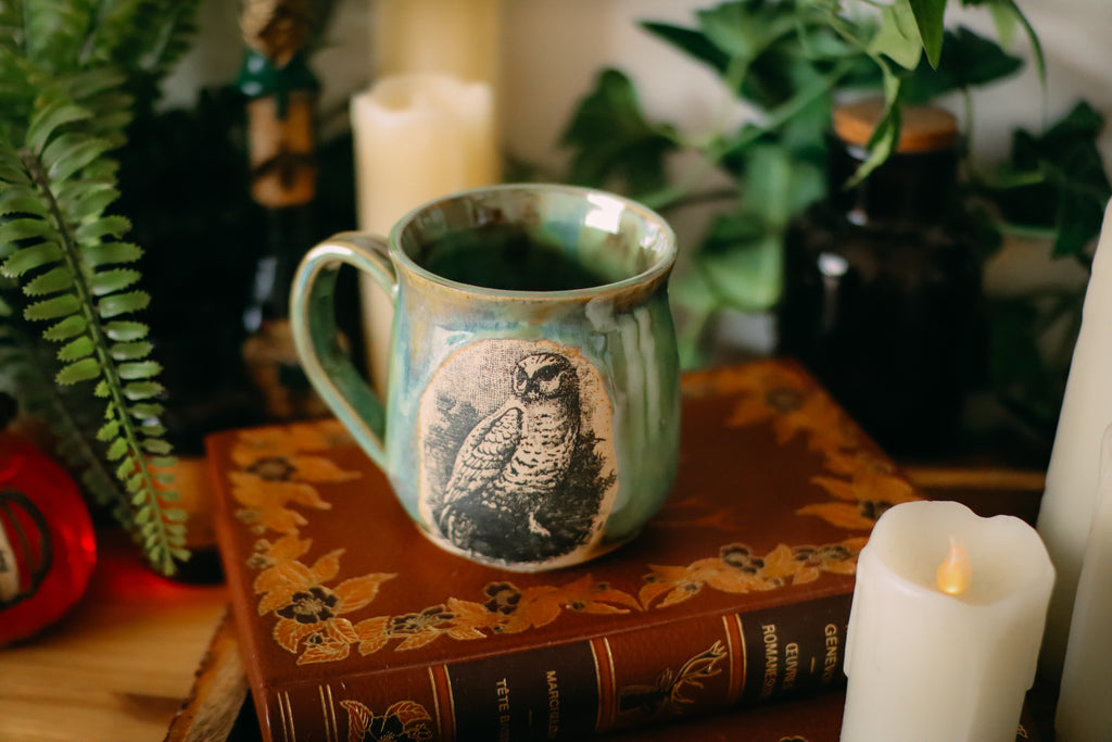Tasse en grès style apothicaire « Gardienne des nuits »