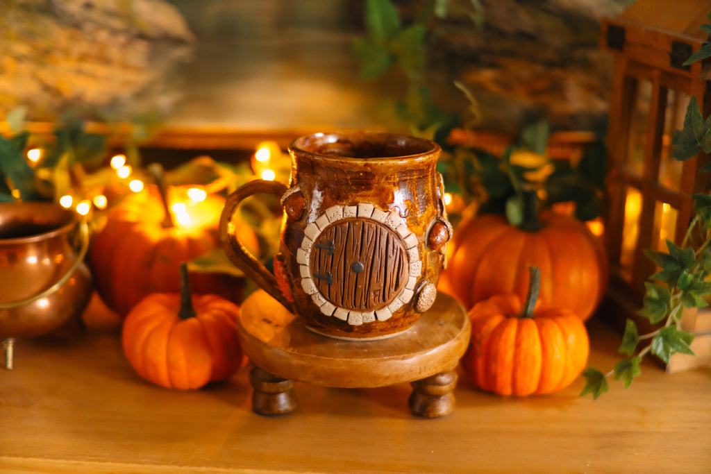 Tasse porte de Hobbit en grès « Douce chaumière de la famille Blanchaudron »