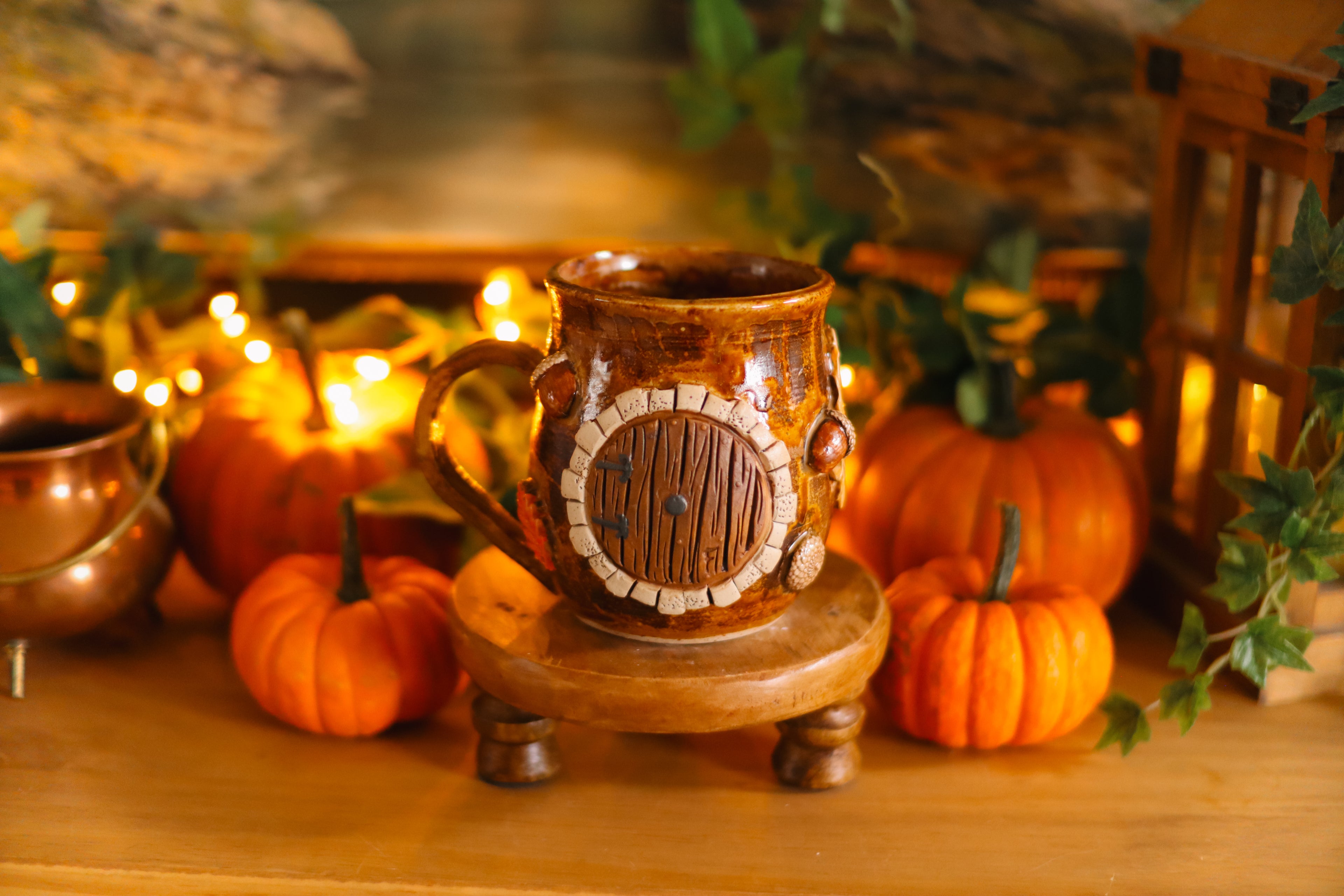 Tasse porte de Hobbit en grès « Douce chaumière de la famille Blanchaudron »