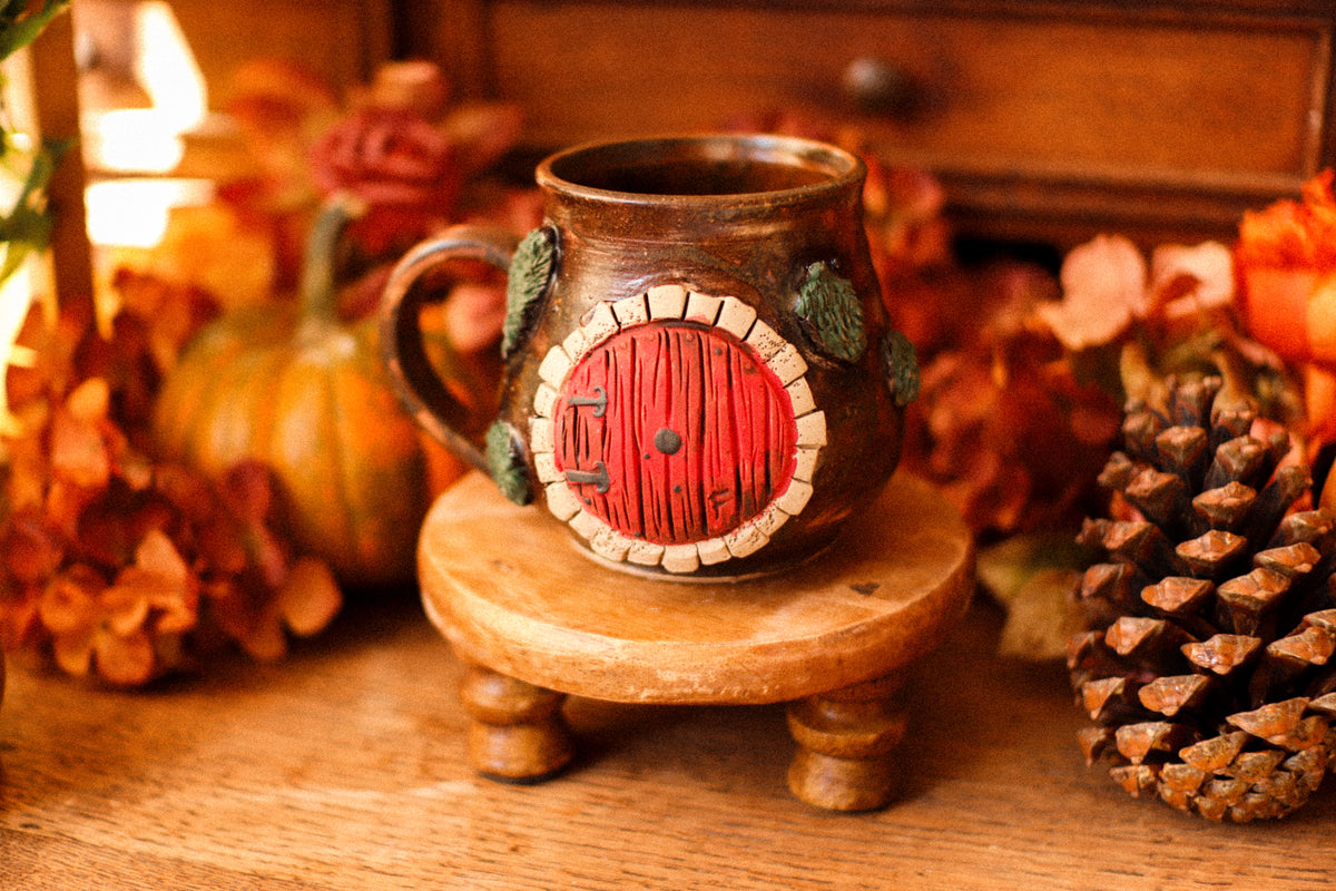 Grande tasse porte de Hobbit en grès « Chez le vieux Finnigan »