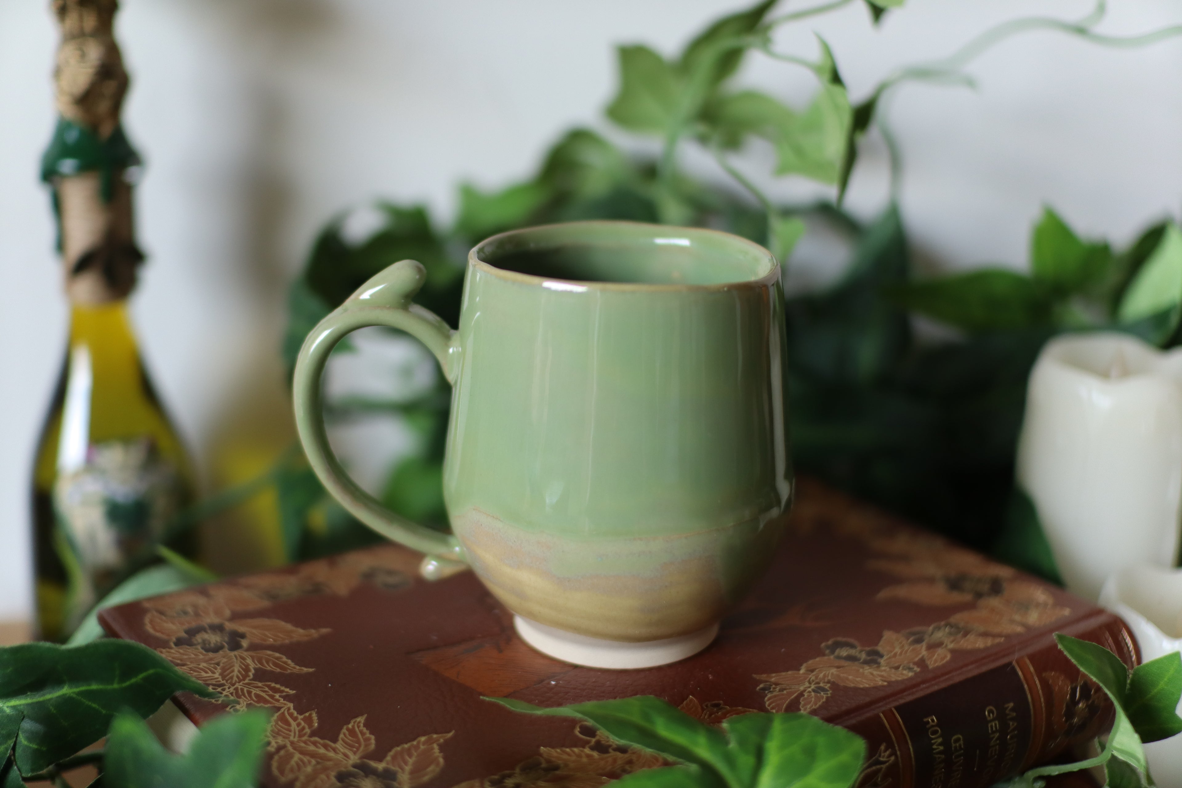 Petite tasse en grès vert jade