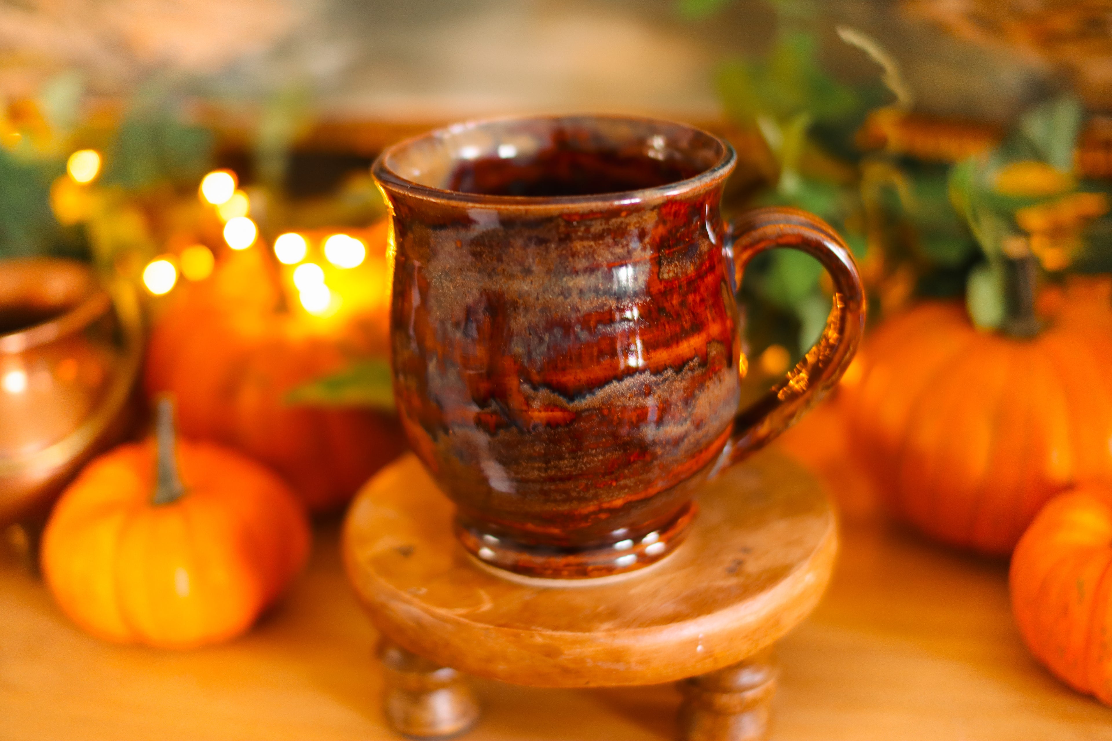 Tasse porte de Hobbit en grès « Élégante maisonnée de Teresa Goodwind  »
