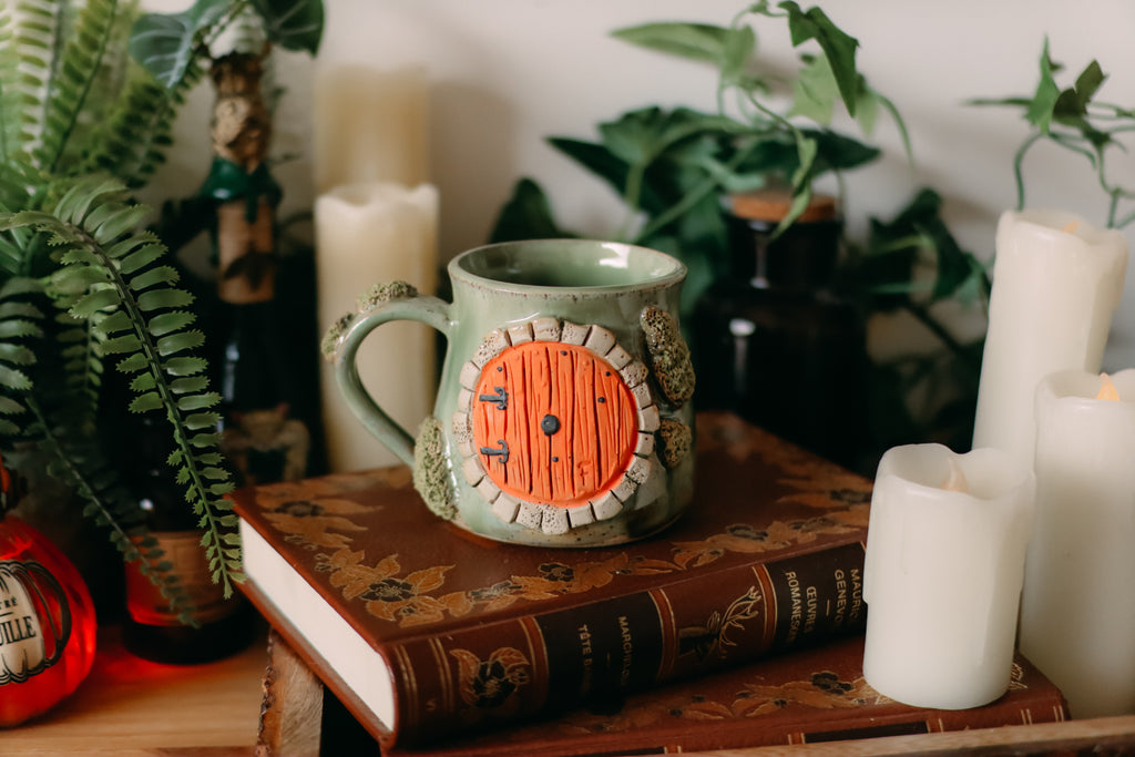 Petite tasse en grès porte de Hobbit  « Logis de la famille Brunbuisson »
