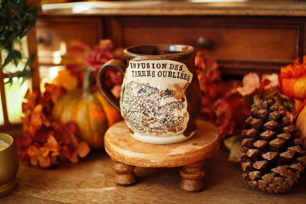 Tasse en grès style étiquette d'apothicaire ancienne « Infusion des terres oubliées »