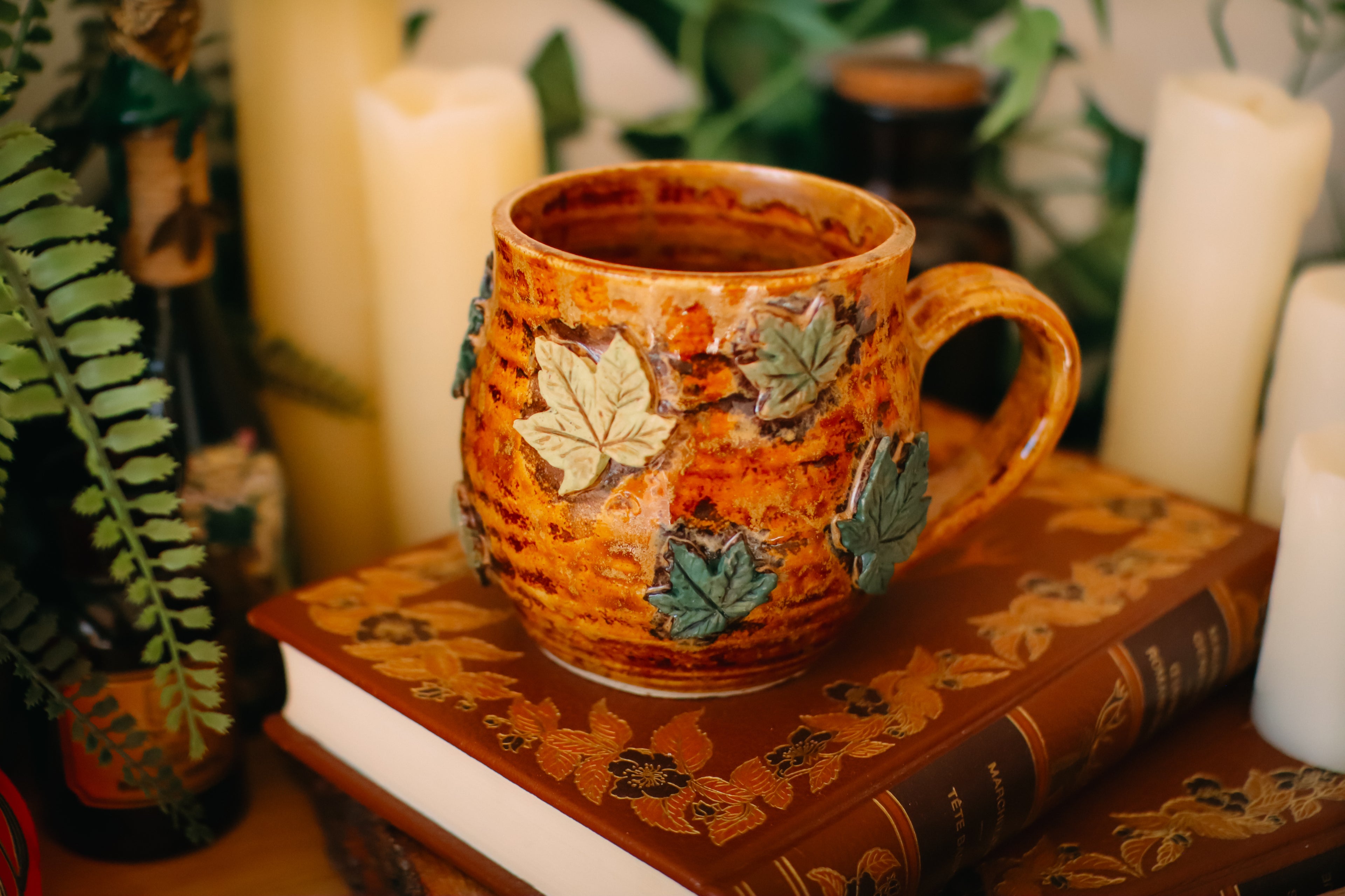 Petite tasse en grès porte de Hobbit « Maisonnée de la famille Vieille-Souche»